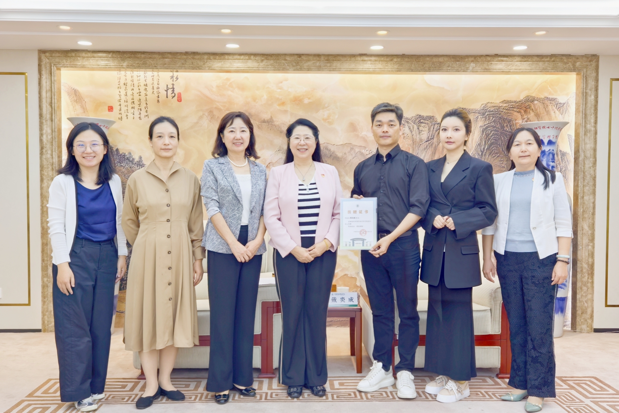 我校法学院2003级校友向我校教职工捐赠AI健康戒指