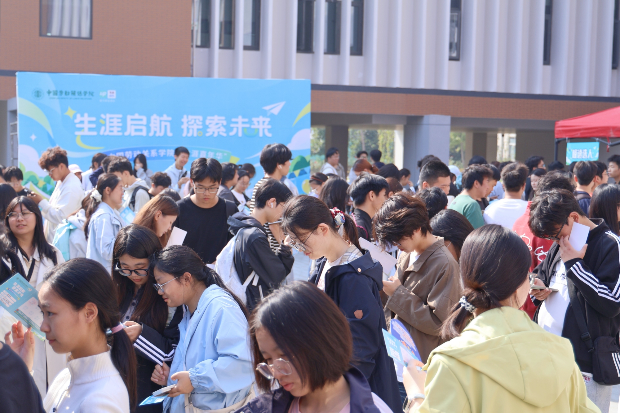 学校首次举办“生涯启航，探索未来”生涯嘉年华活动