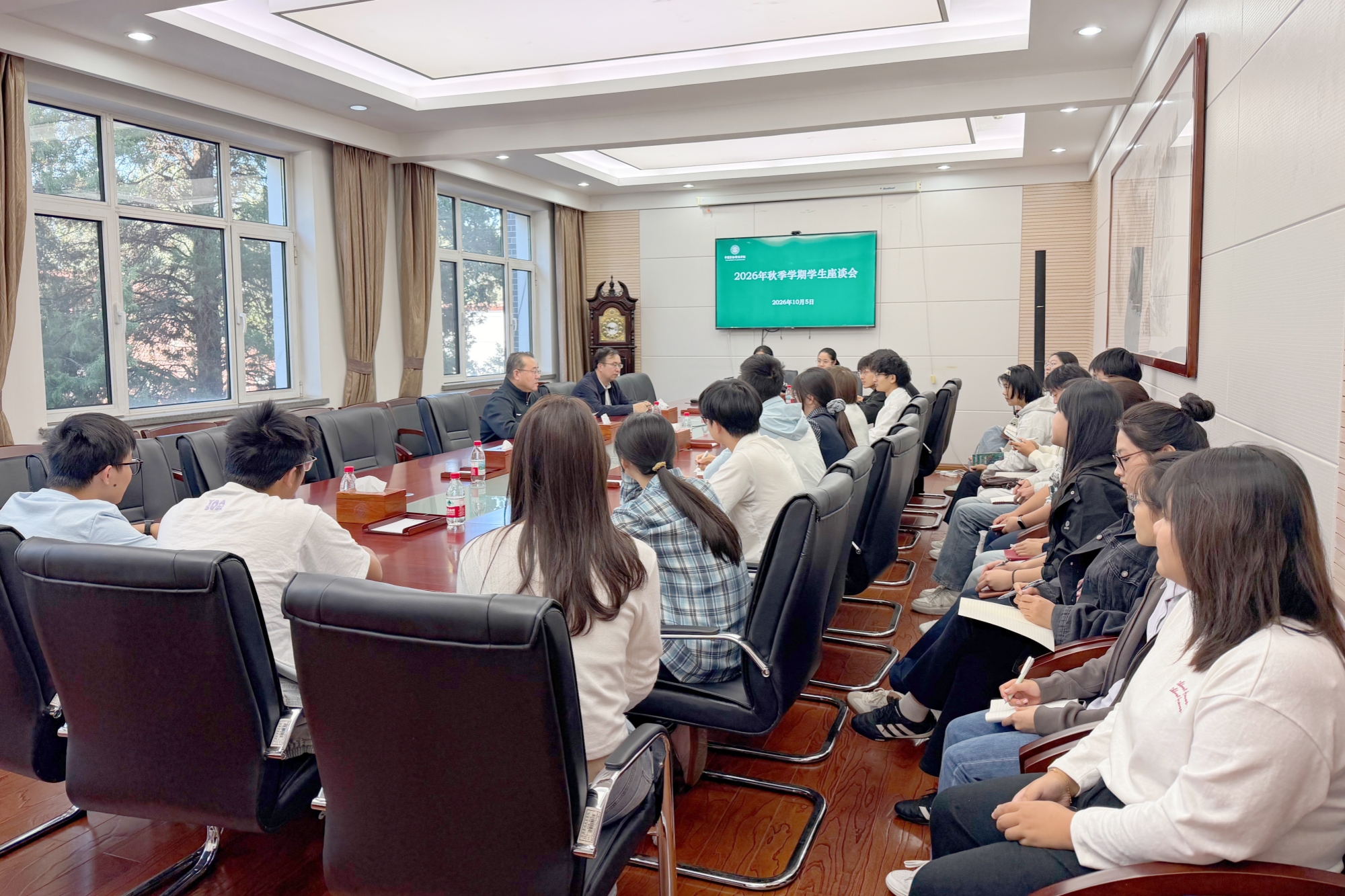 学校在涿州校区召开国庆节留校学生座谈会