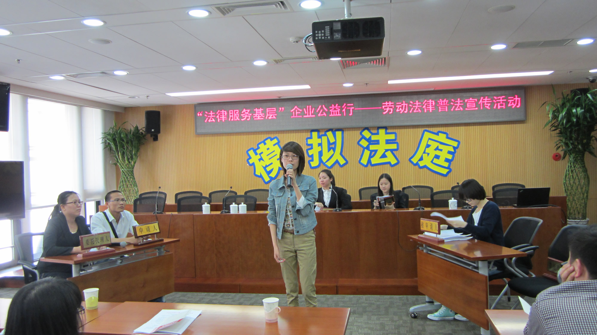 法学系学生参加“劳动法律普法宣传进企业进社区”活动