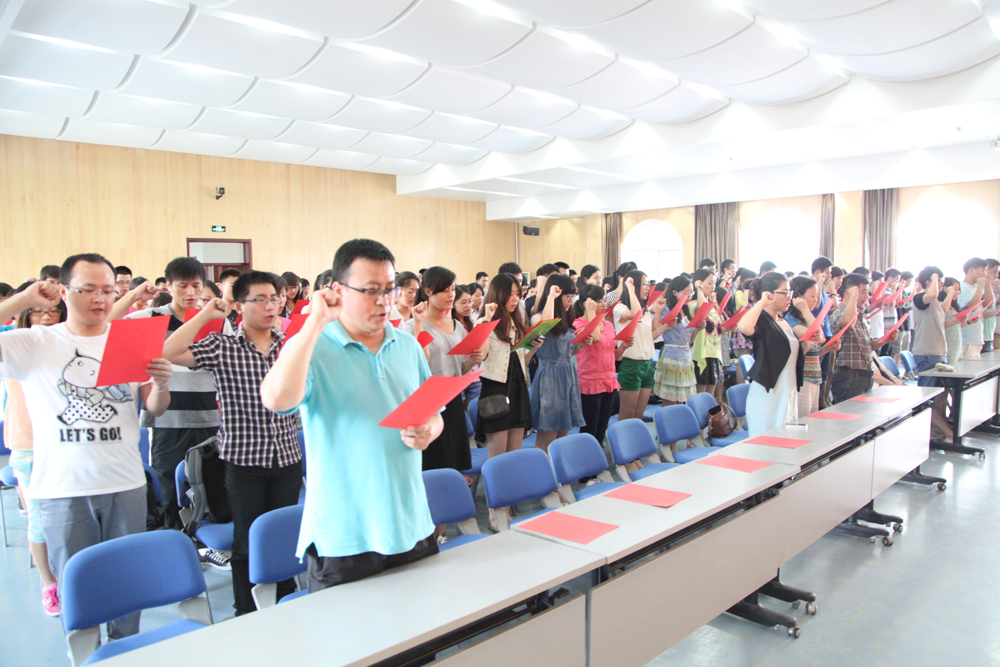 学校举行2013年庆“七一”新党员入党宣誓仪式
