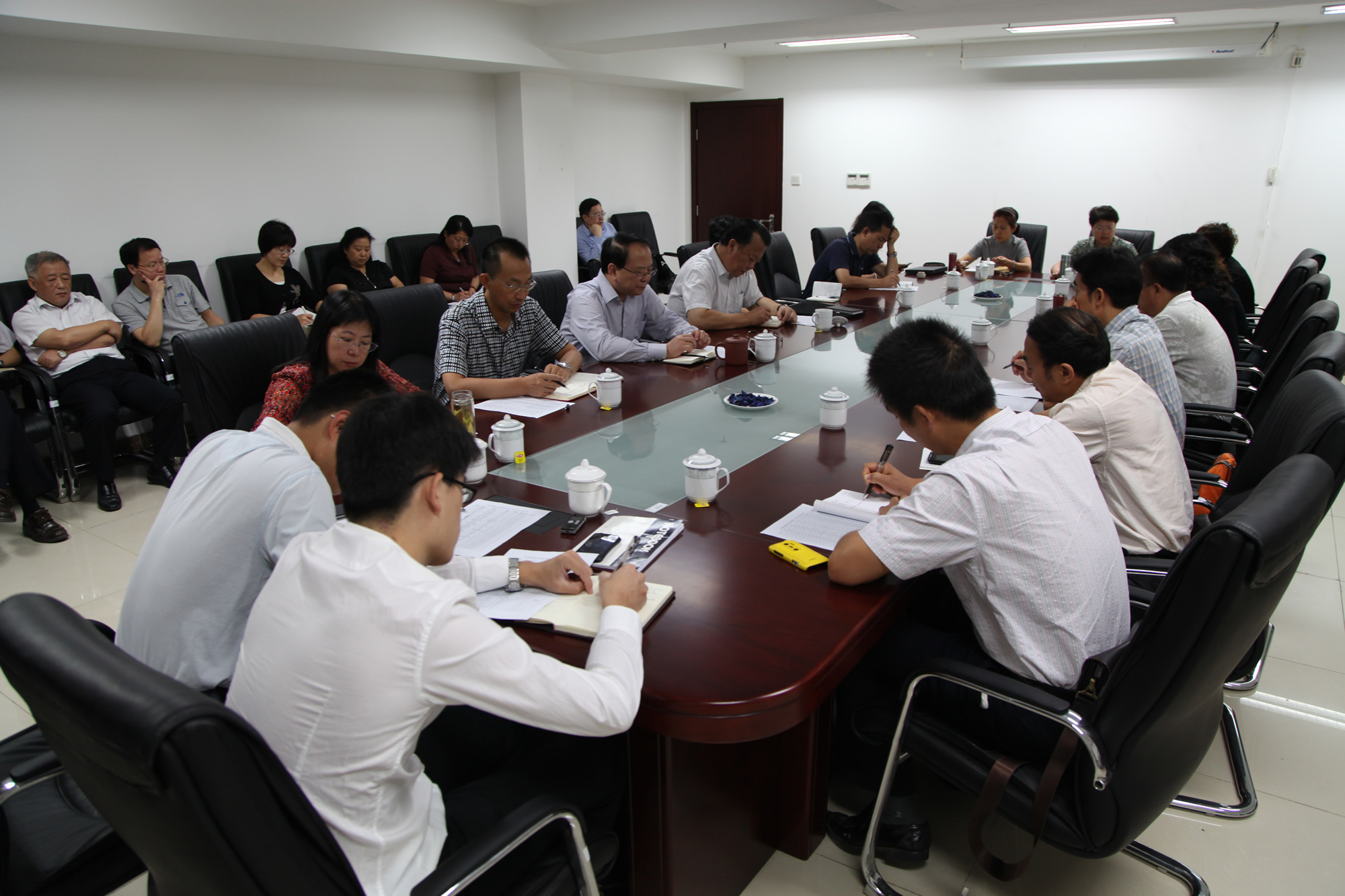 学校召开党的群众路线教育实践活动征求意见座谈会