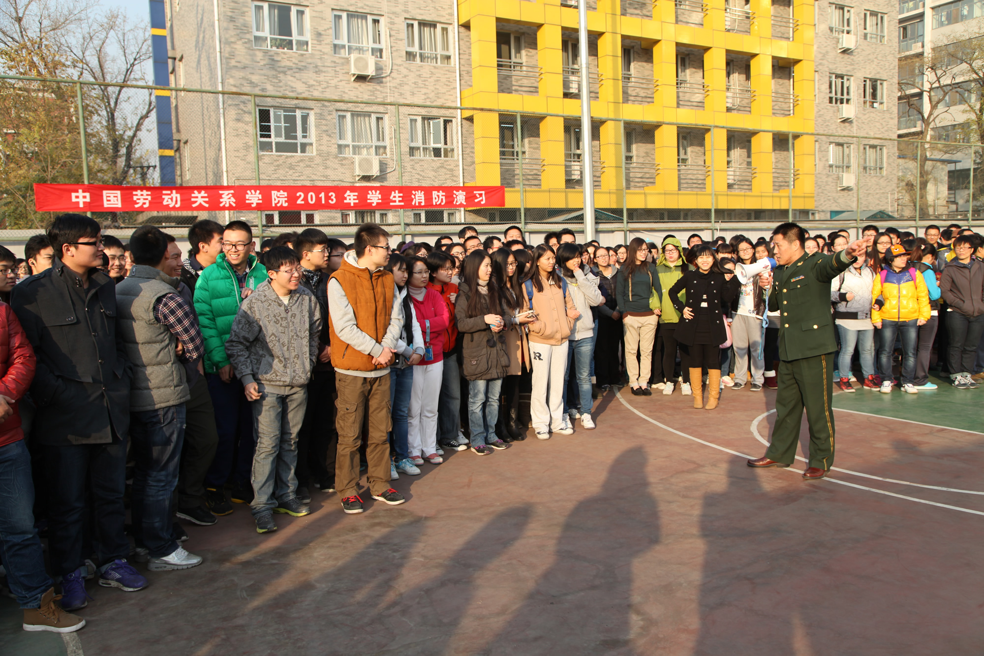 2013年校本部举行学生消防疏散演习