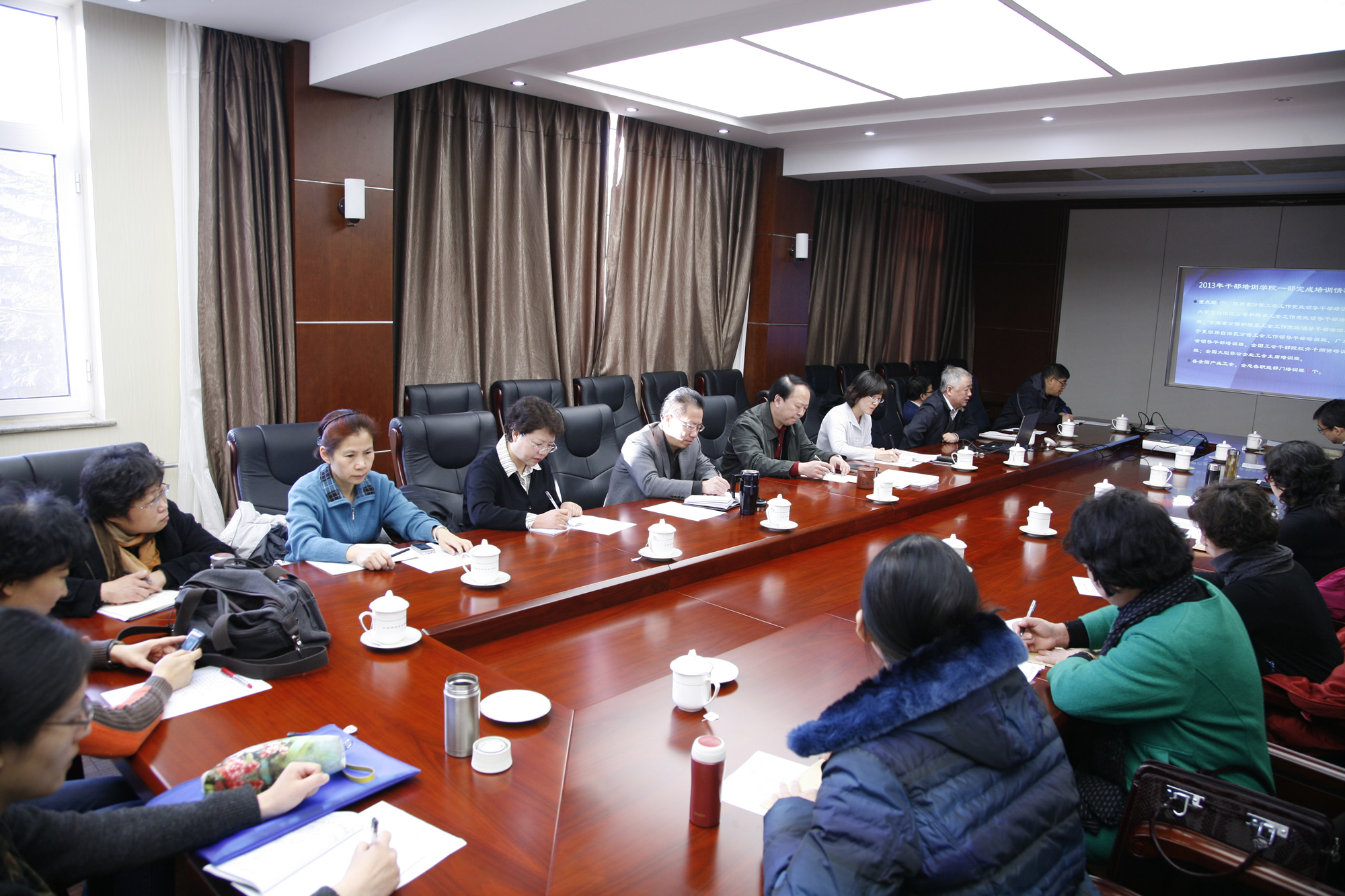 干部培训学院召开2013年工作总结会暨培训教材编写会