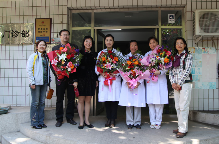 学校领导护士节慰问“白衣天使”