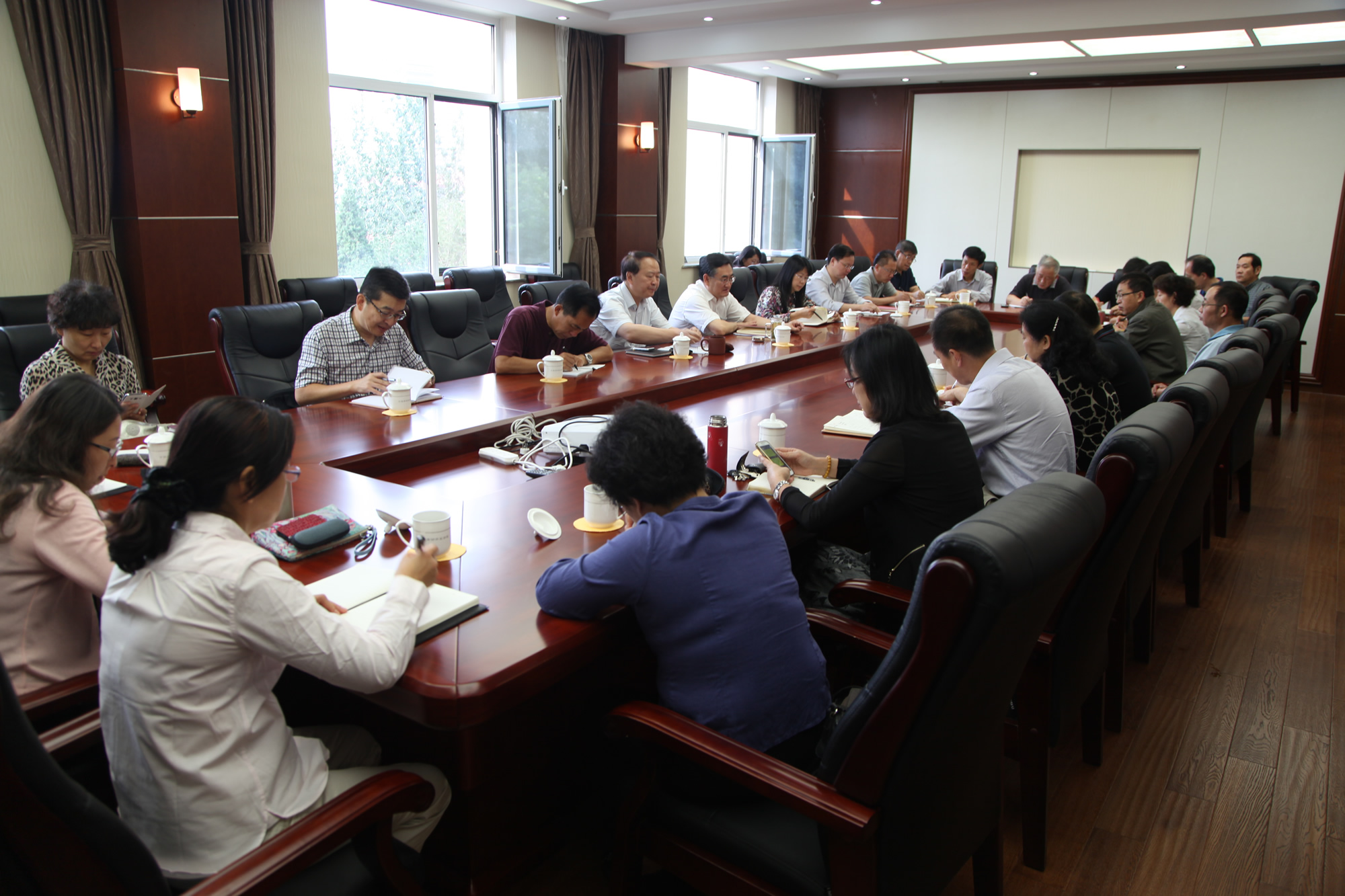 学院党委组织召开专题学习会议