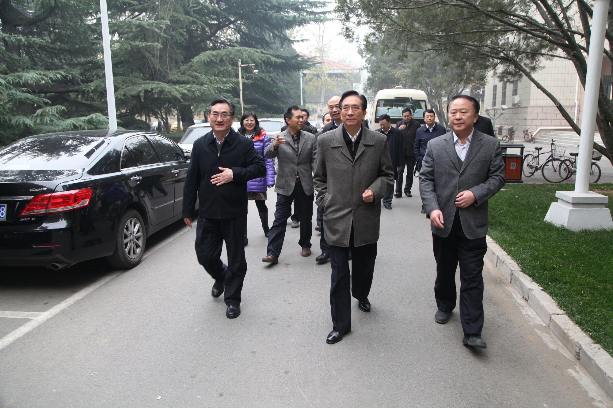 全总党组书记李玉赋来校走访慰问教职工