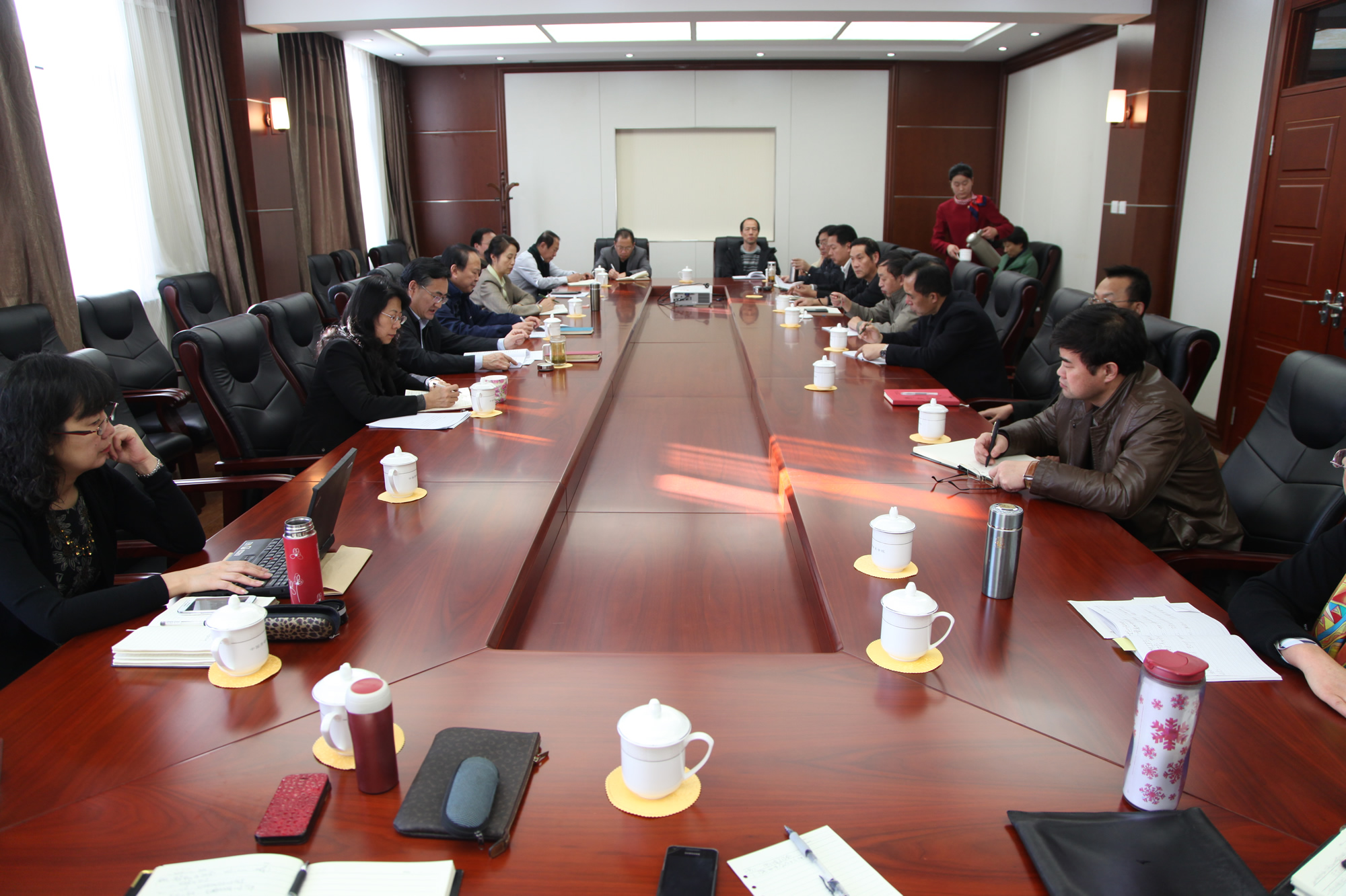 学院召开党委理论中心组学习会议