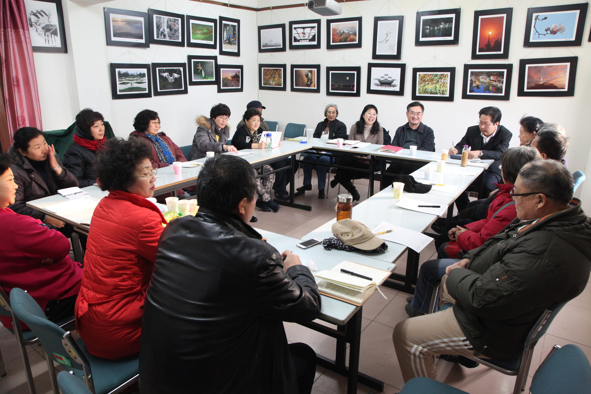 学校领导到离退休人员管理处参加学习并主持座谈会