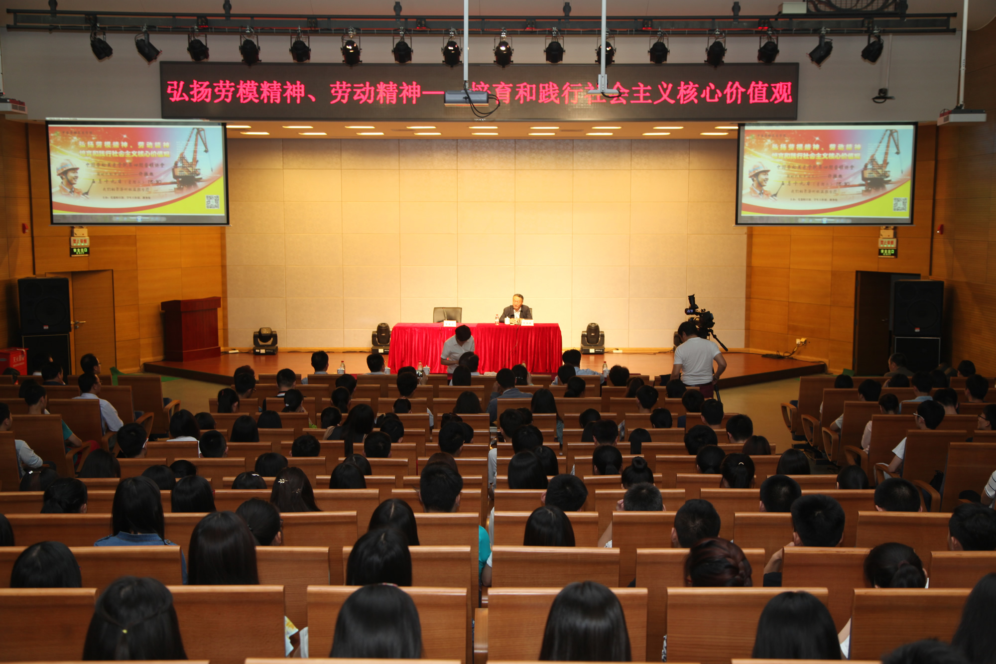 “中国梦•劳动美”——新时期产业工人许振超劳模事迹报告会在我校涿州校区举办