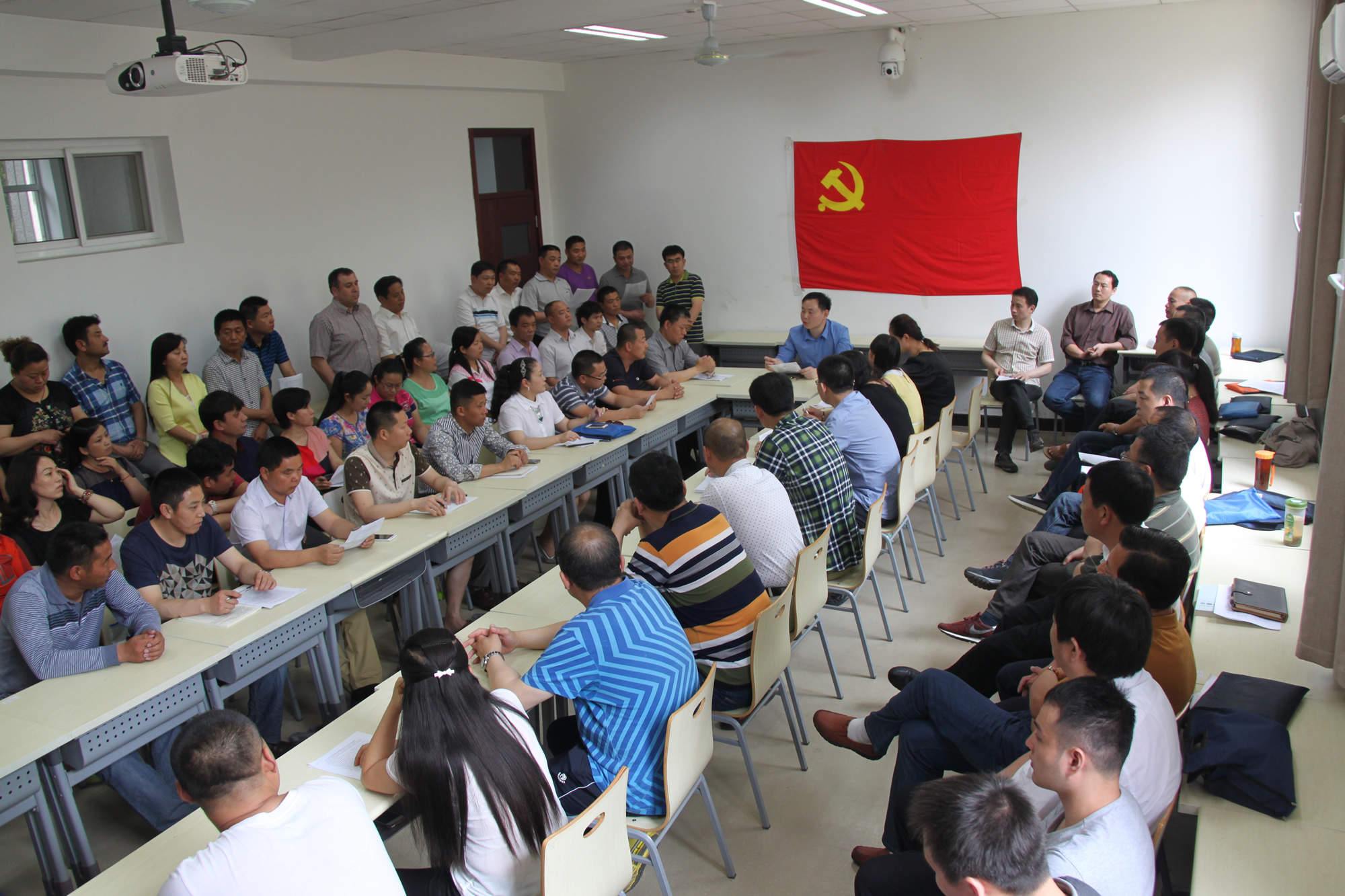 劳模本科班党支部举办学习交流会