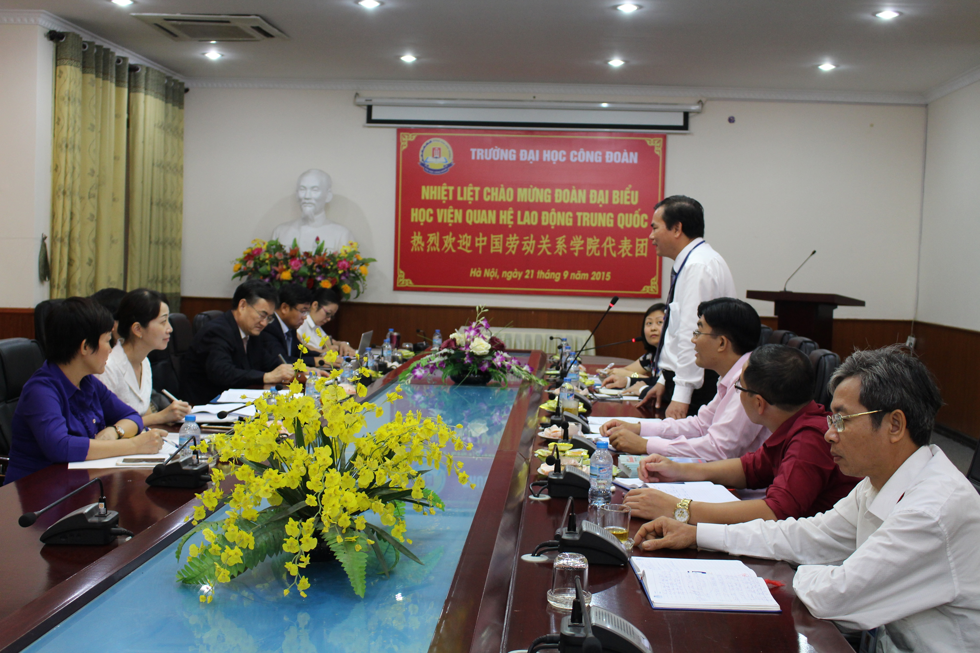我院代表团赴越南工会大学进行友好访问