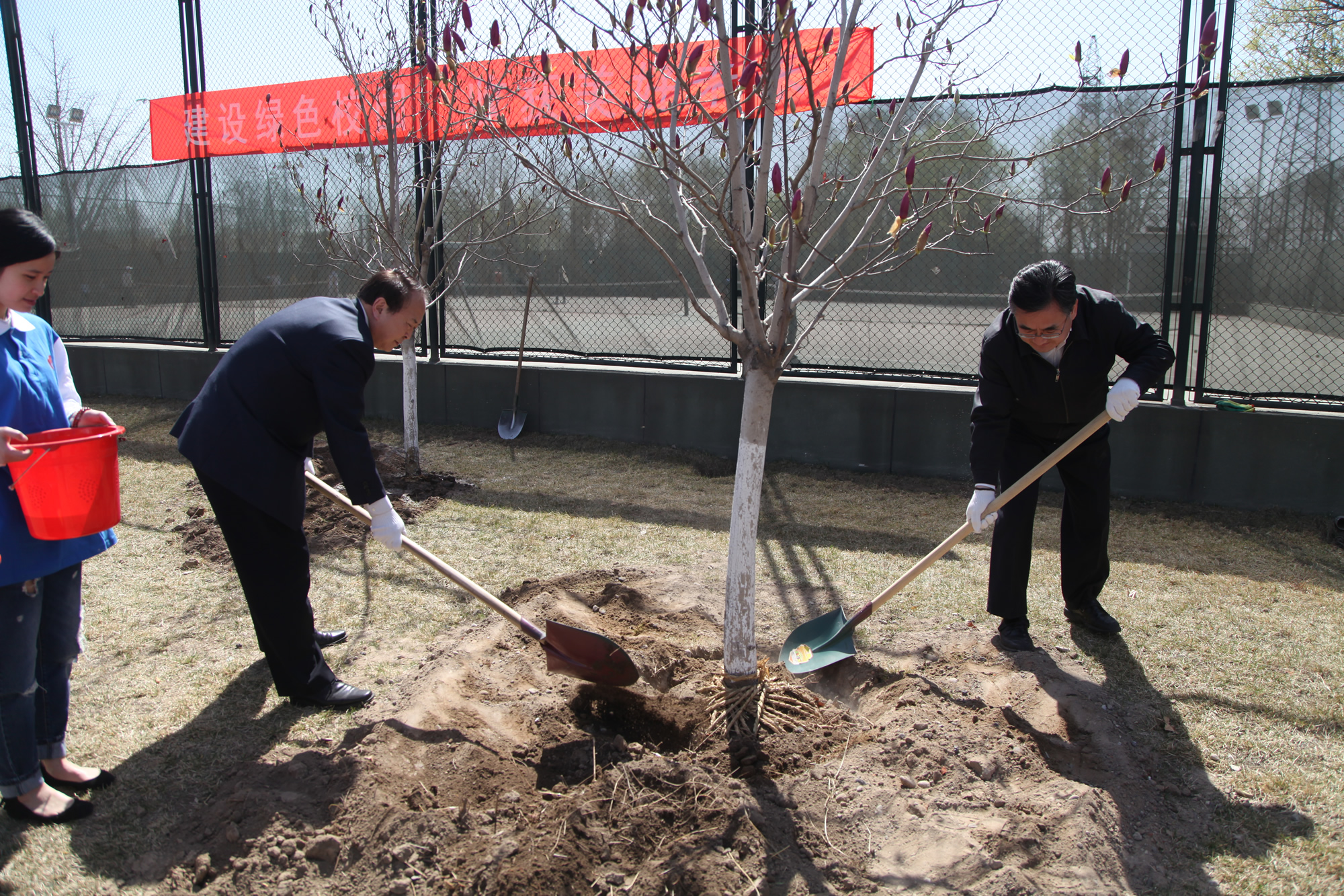 学校领导在涿州校区参加春季校园植树活动