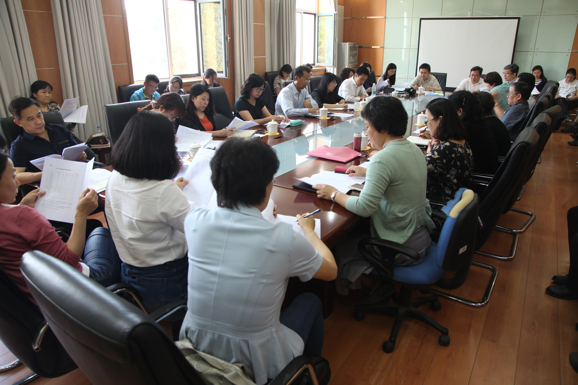 学校召开2016年度预算下达会议