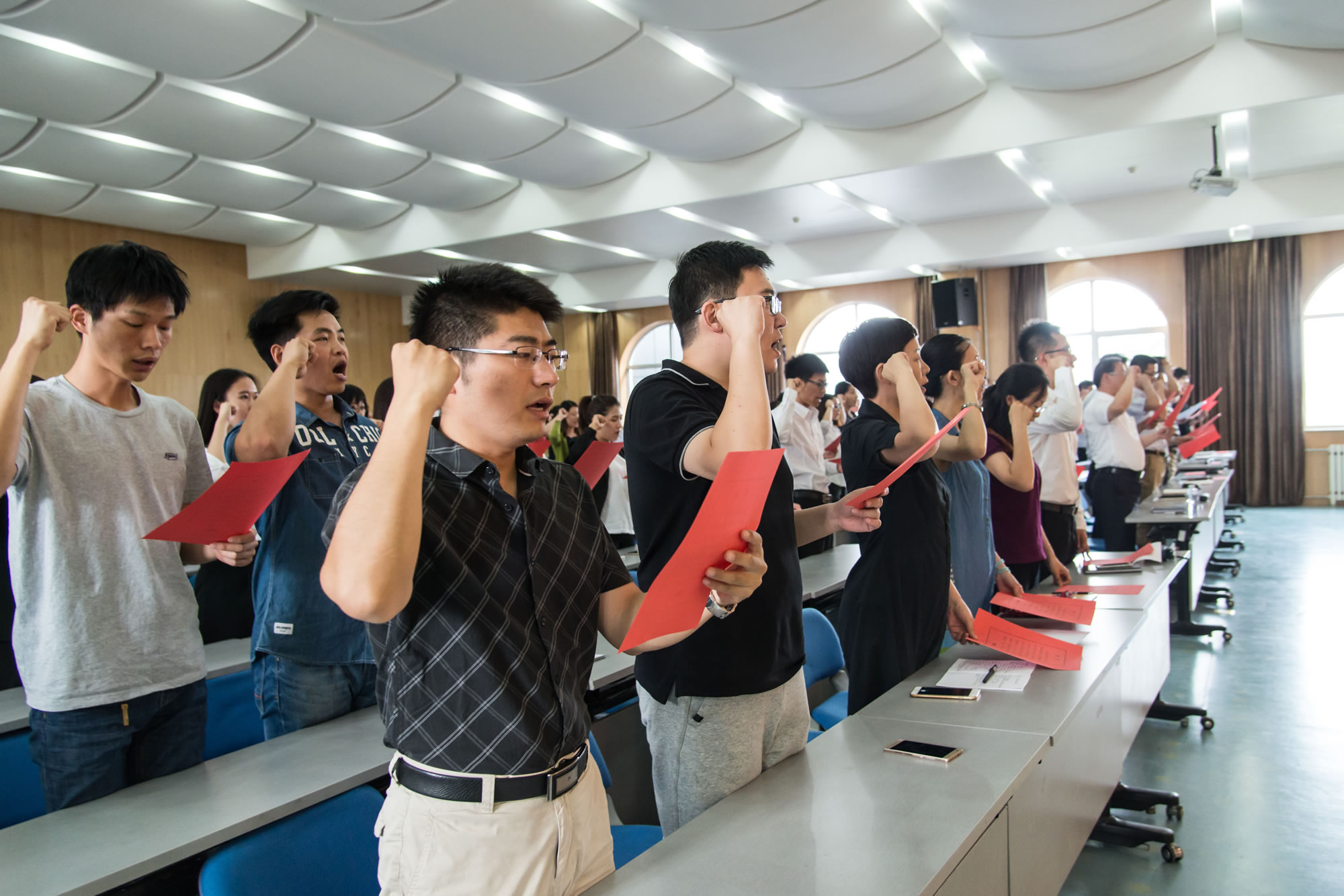 学校举行2016年庆“七一”预备党员入党宣誓仪式