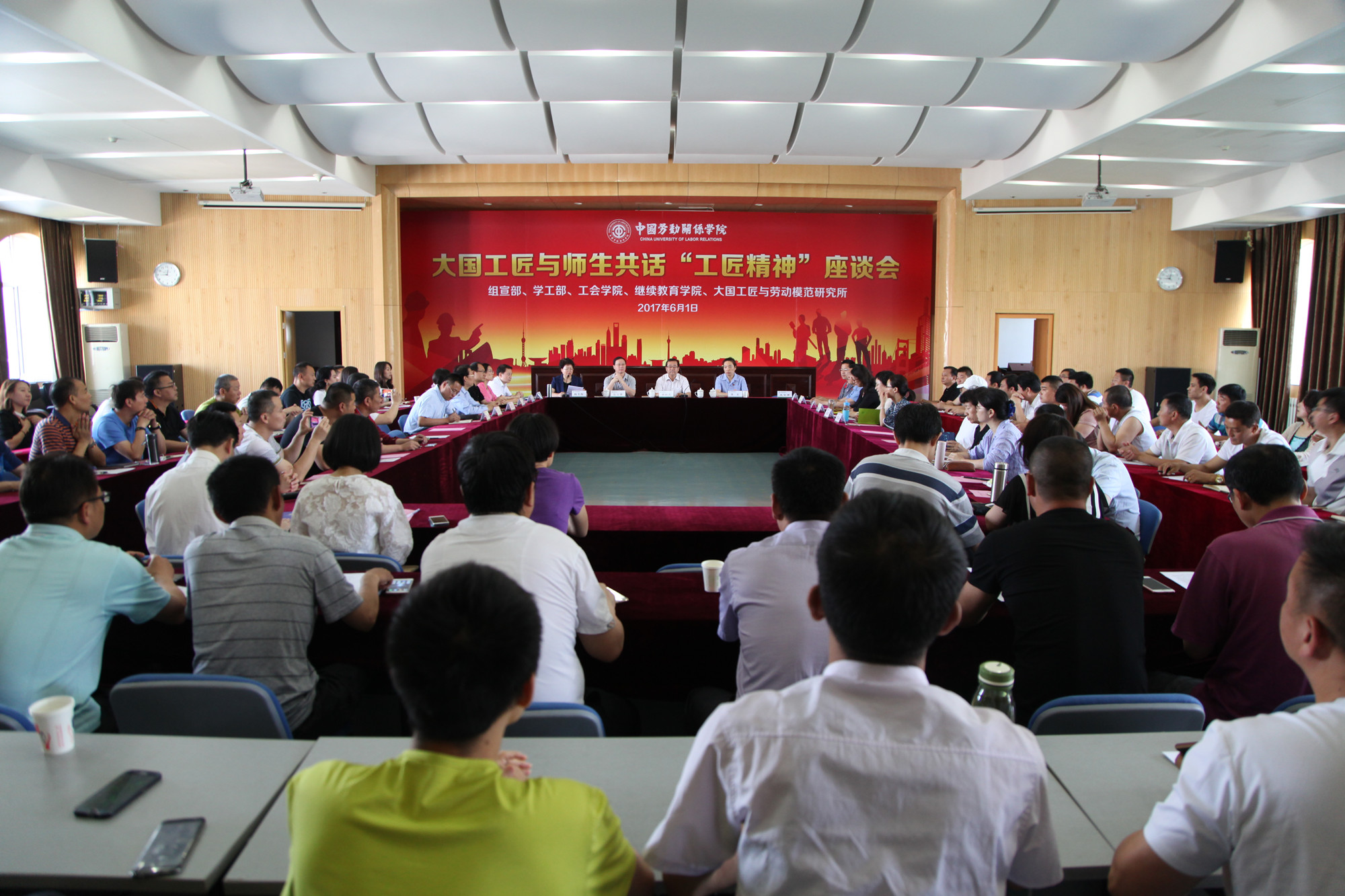 学校成功举办大国工匠与师生共话“工匠精神”座谈会
