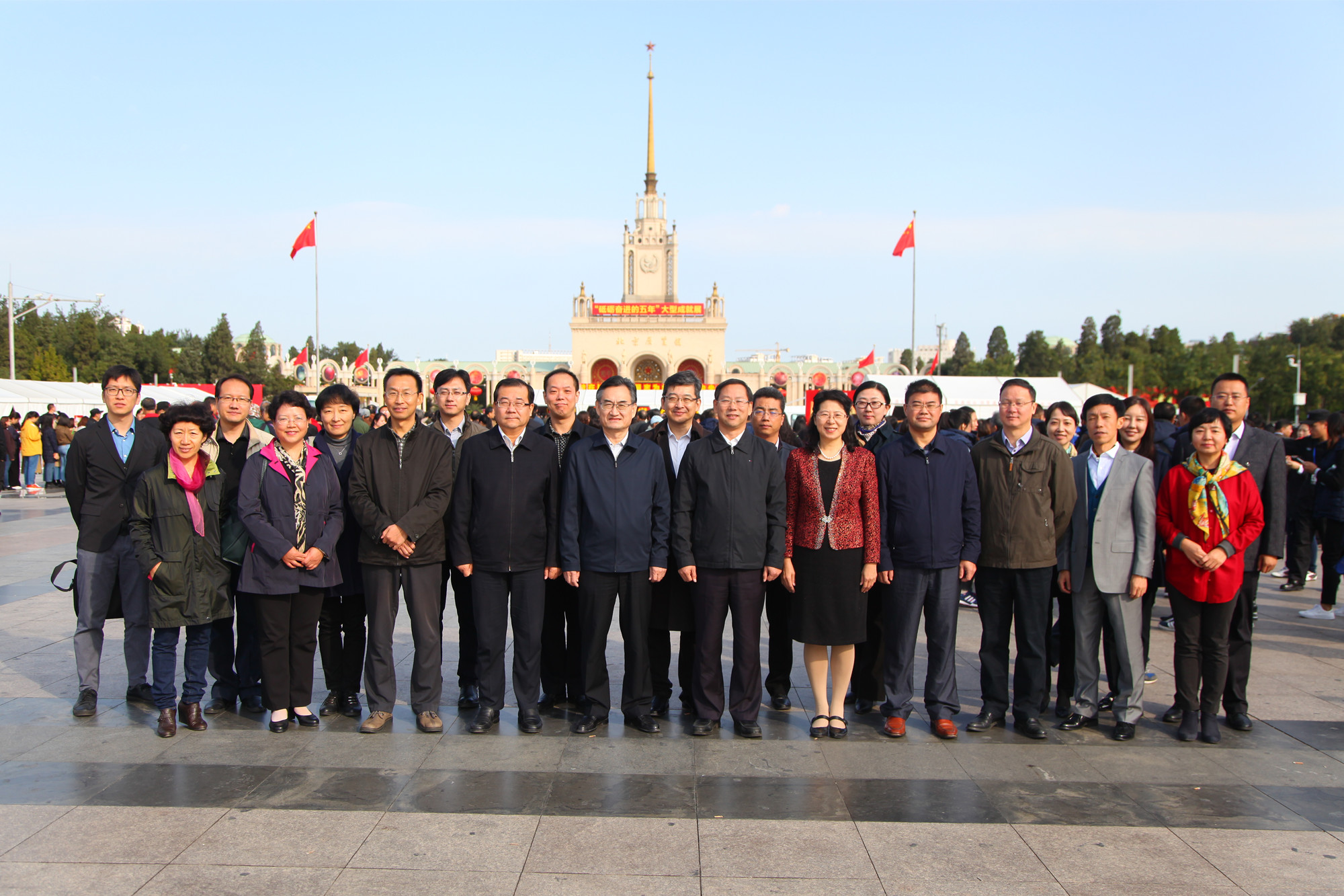 学校两委委员集体参观“砥砺奋进的五年”大型成就展