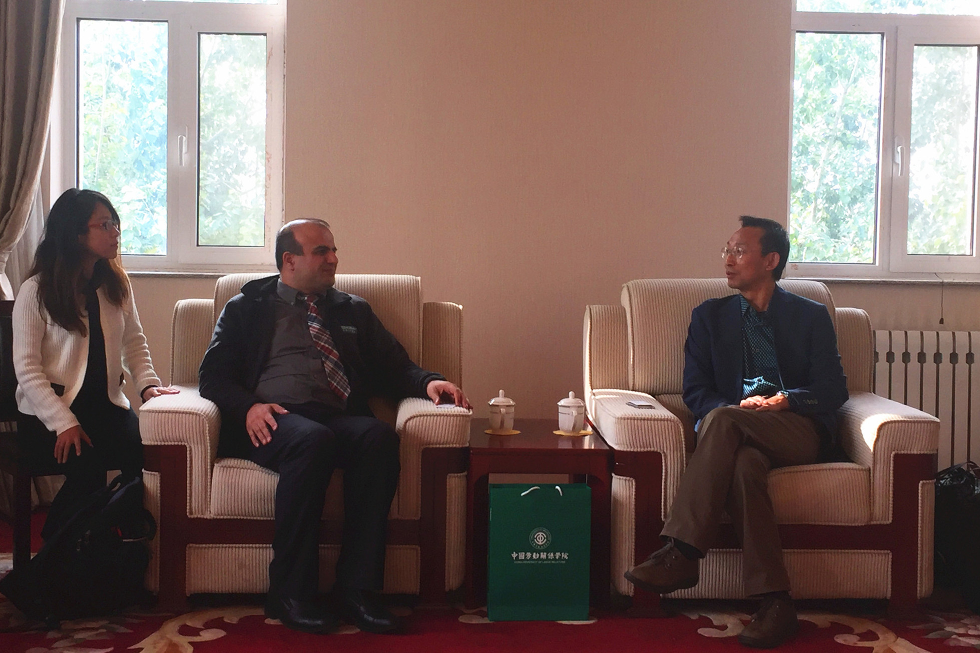 美国纽约州立滨汉姆顿大学哈撒尼教授应邀到我校访问交流