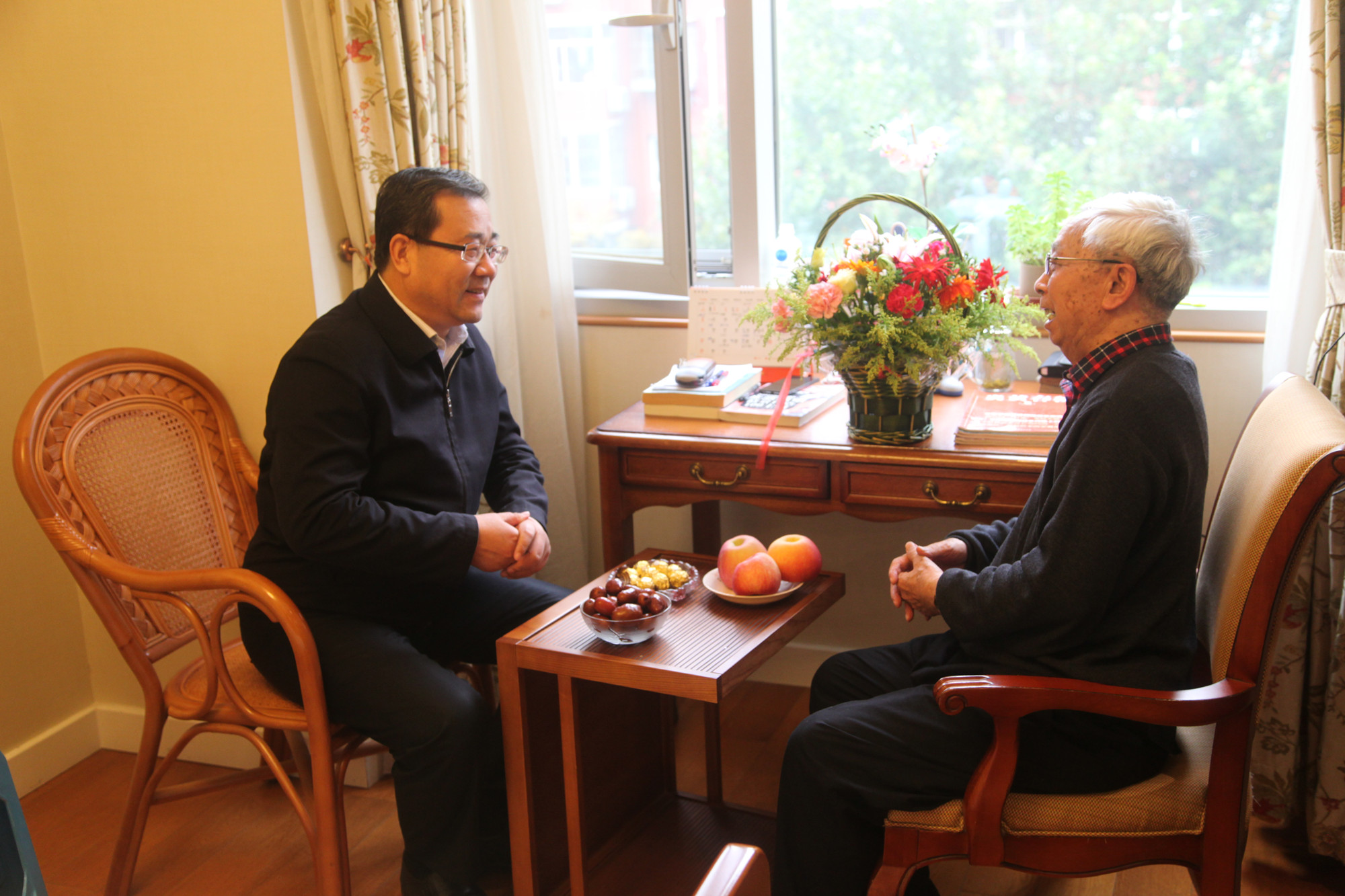 刘向兵校长看望慰问离退休老同志