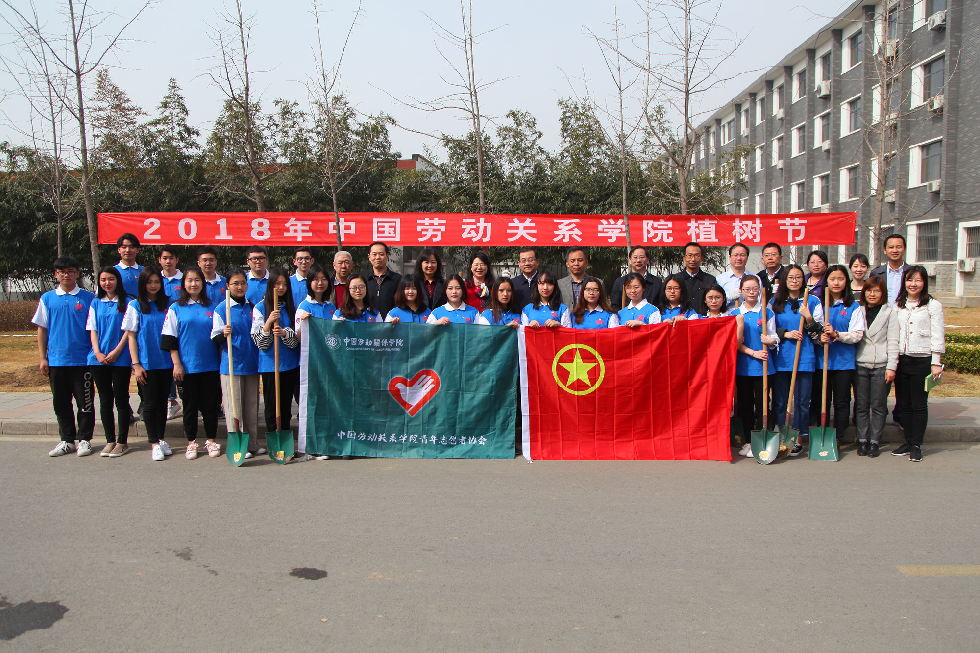 学校领导与师生一起播种新绿