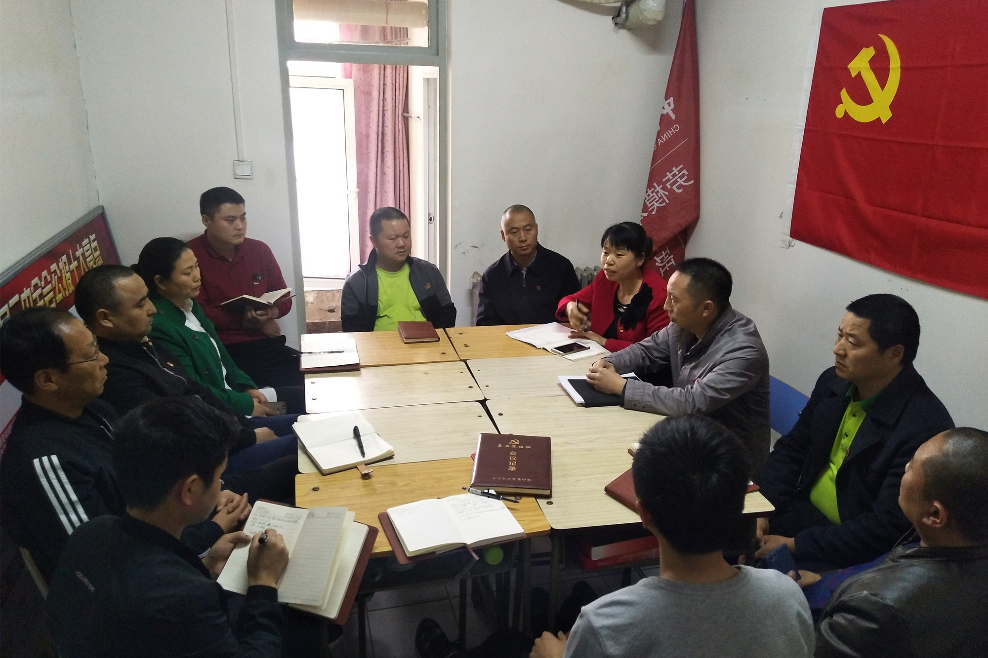 听身边人大代表讲“两会”精神——2018级劳模班党支部开展特色学习活动