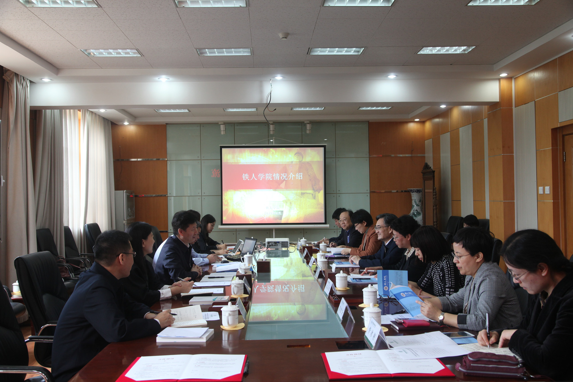 学校大国工匠与劳动模范研究所、工会干部培训学院分别与铁人学院签订合作协议