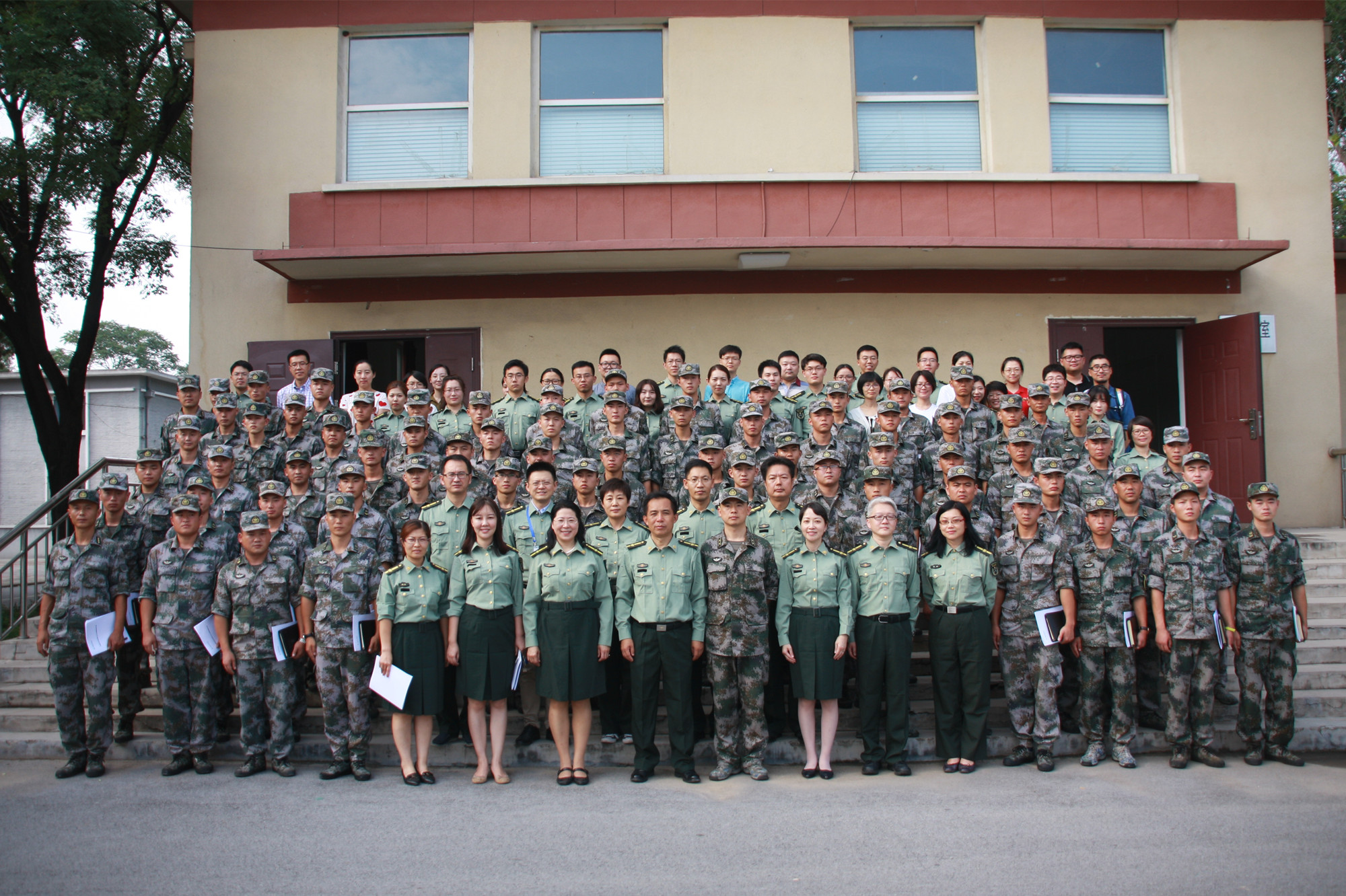 学校举行2018年秋季“学生国防教育”动员誓师大会
