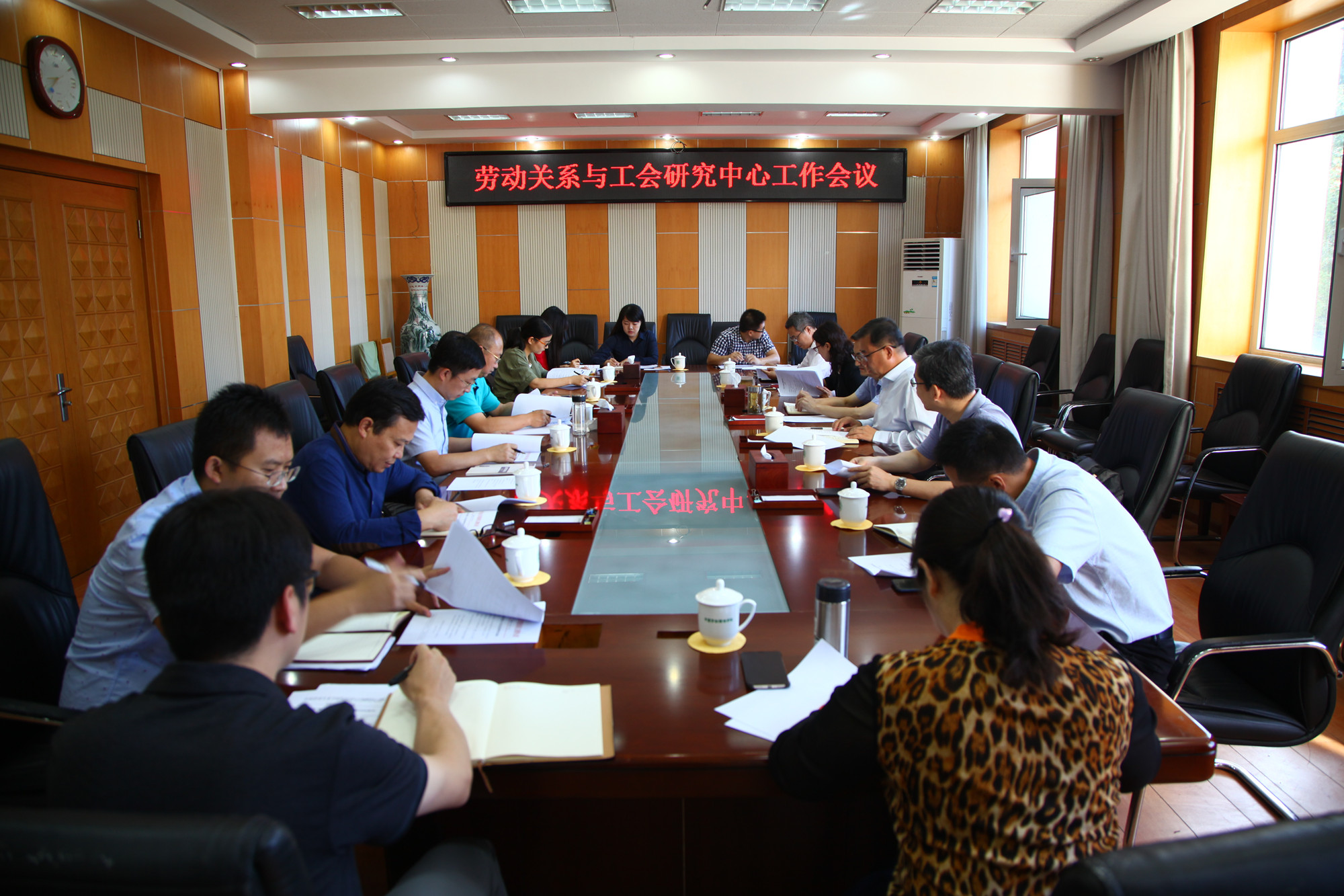 学校召开专题会议研究做实做强智库工作