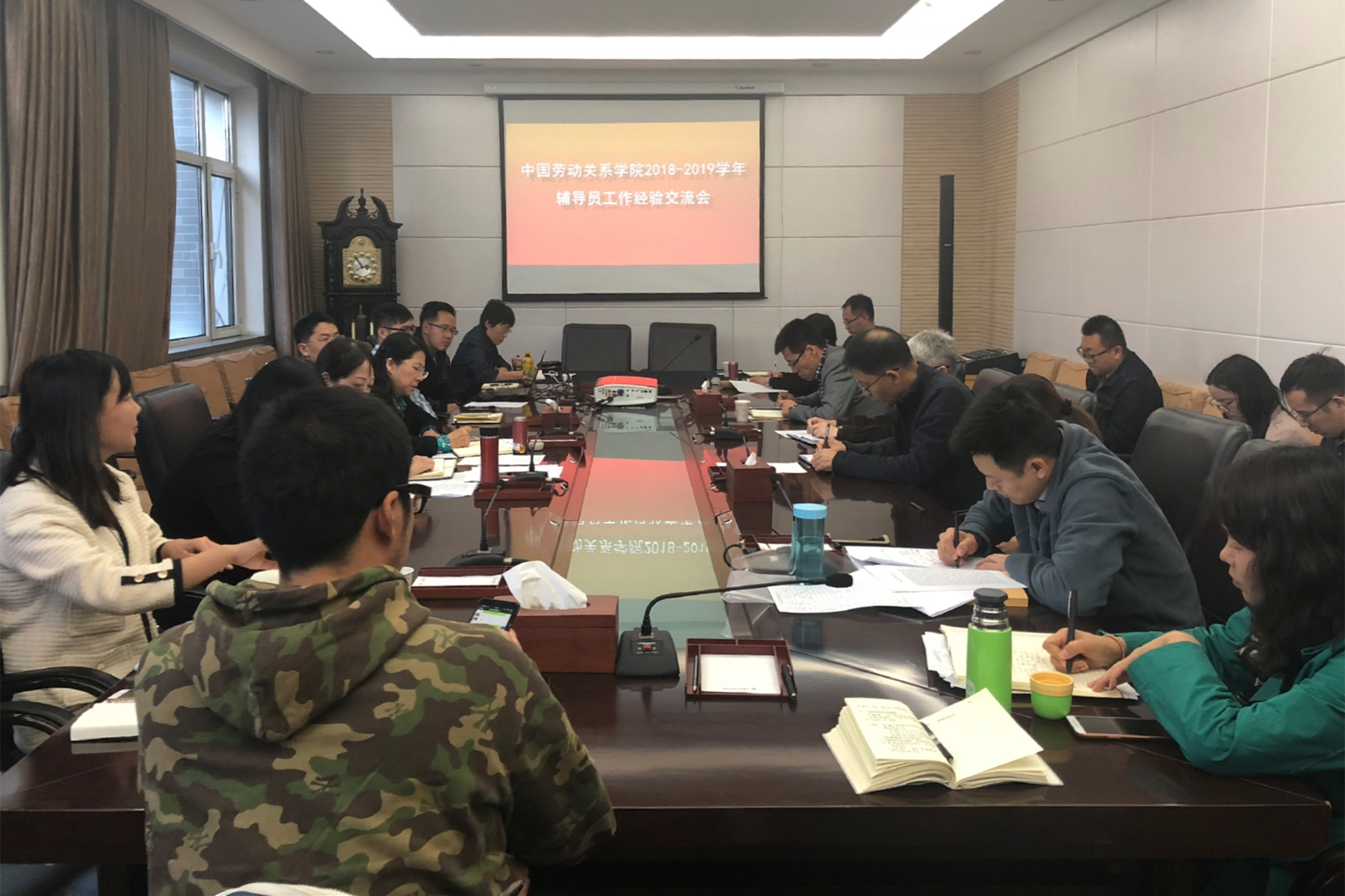 学校召开辅导员工作经验交流会