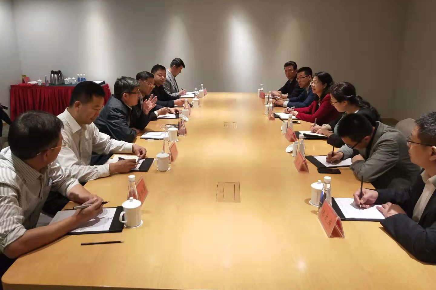 刘丽红副校长一行送挂职人员到岗并调研