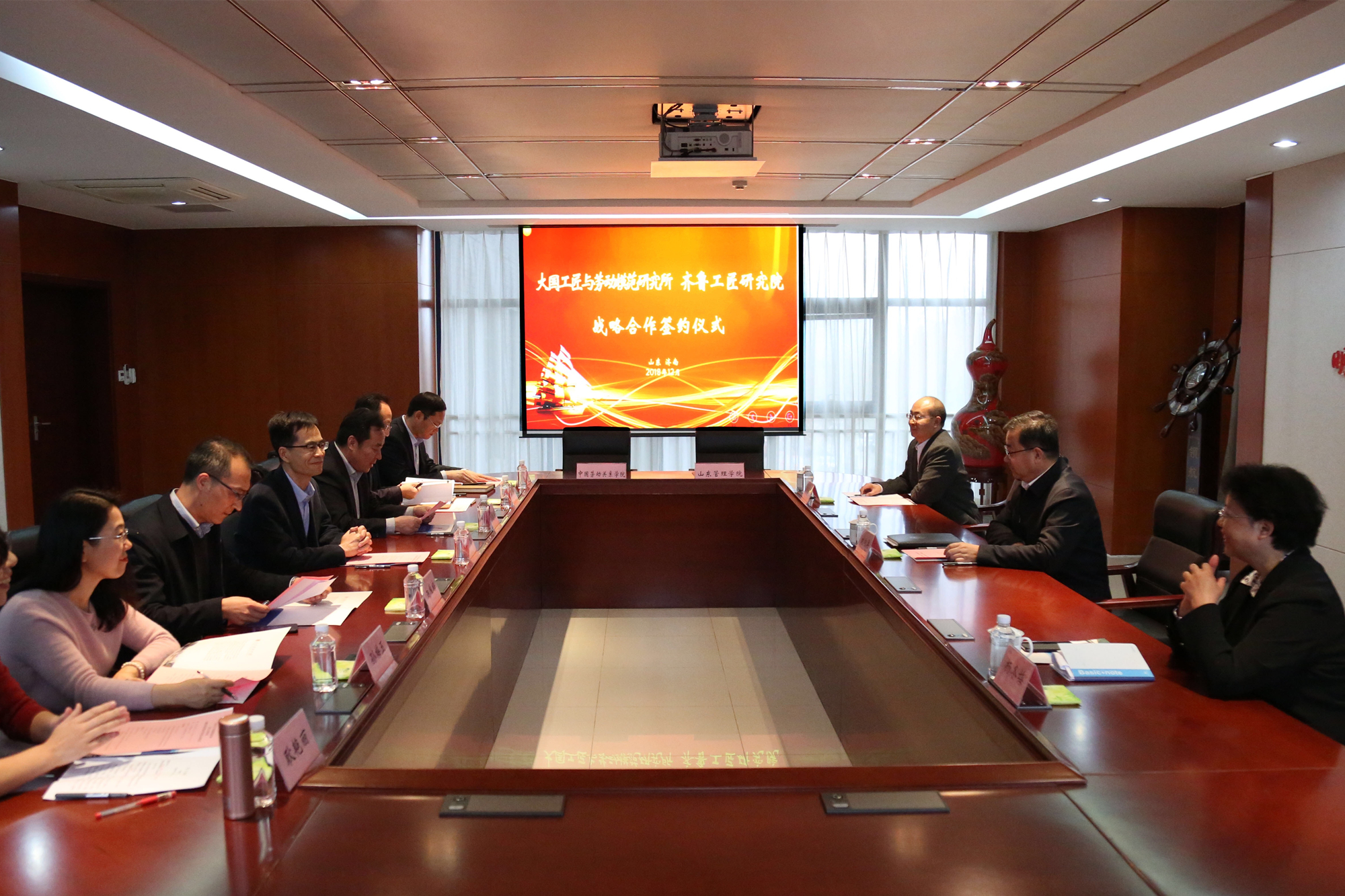 我校大国工匠与劳动模范研究所和齐鲁工匠研究院签订战略合作框架协议