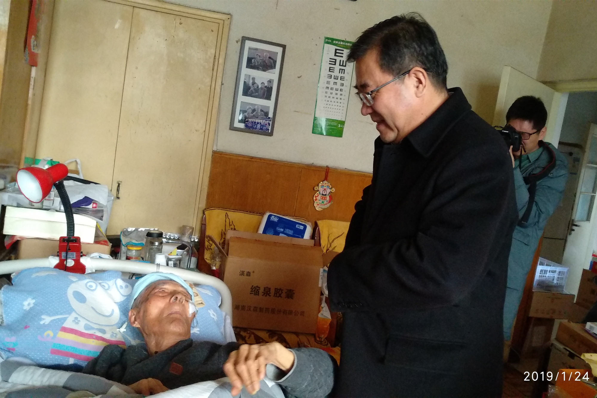 学校领导春节前夕走访探望离退休老同志