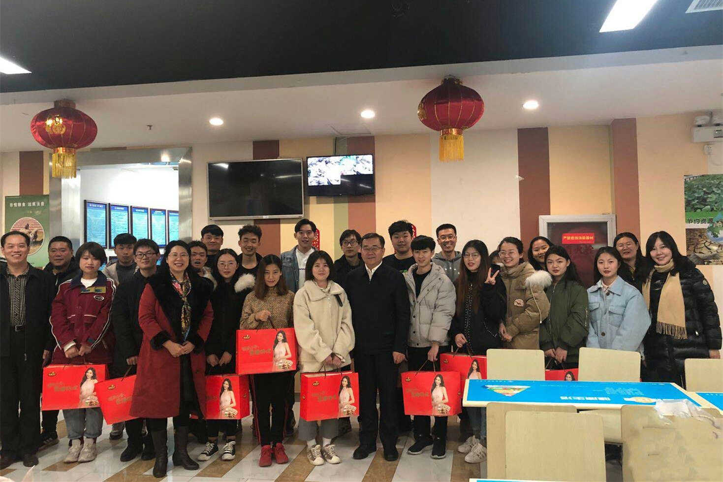 学校领导除夕慰问一线职工和留校学生