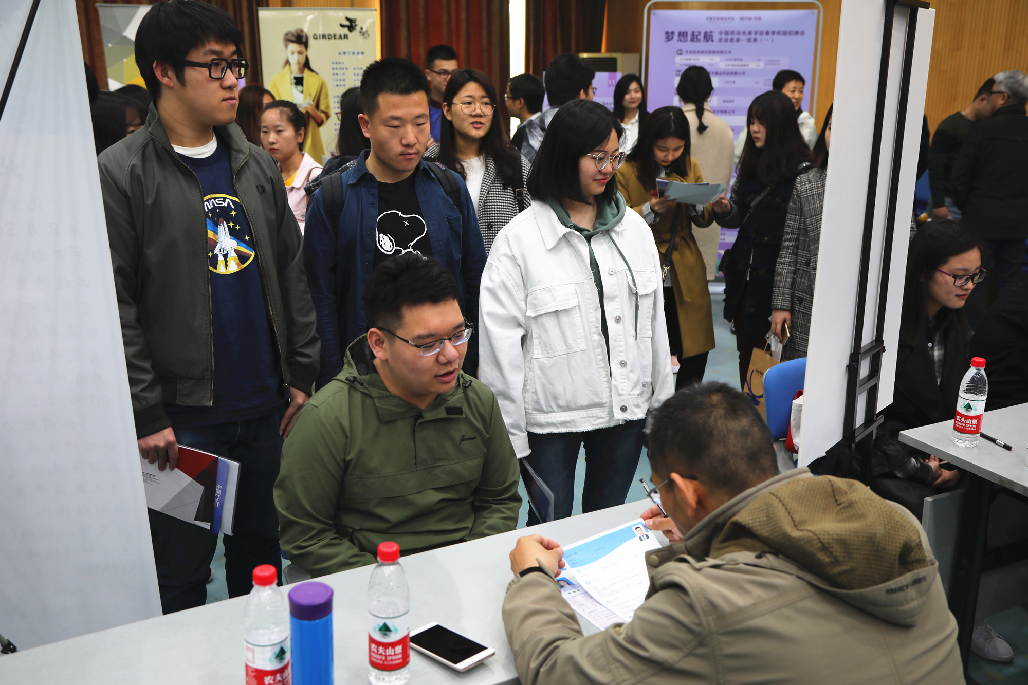 学校举办“迎校庆 促就业”2019届毕业生春季校园双选会