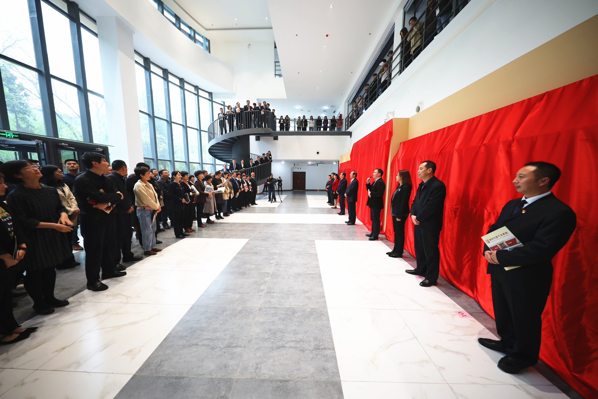 “新时代是干出来的”——中国劳动关系学院学习贯彻习近平总书记回信精神主题展览隆重开幕