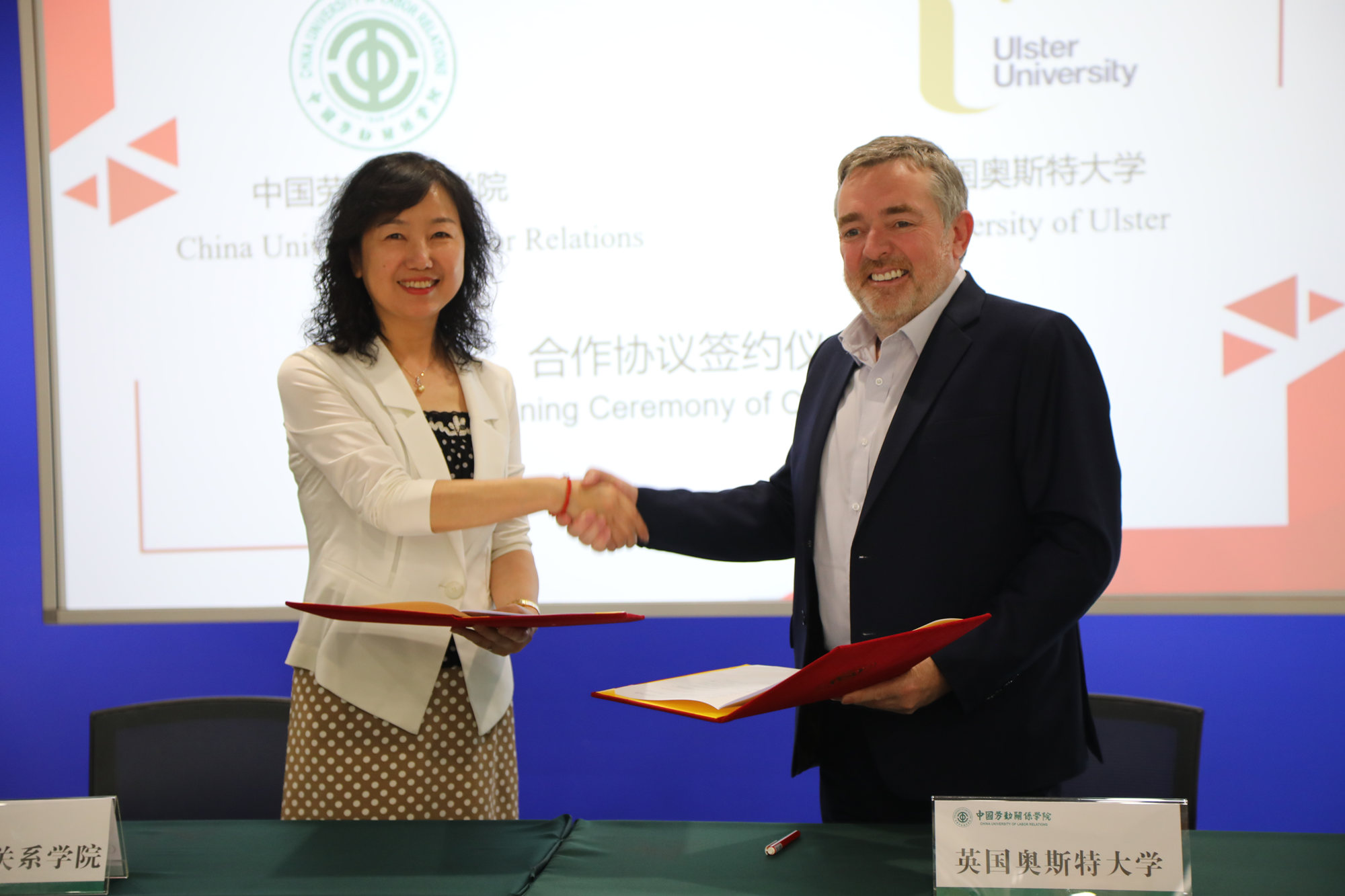 英国奥斯特大学艺术、人文和社会科学院院长一行访问我校