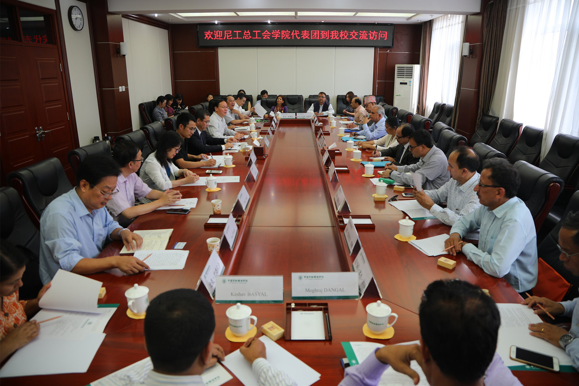 尼泊尔工会总联合会工会学院代表团来校交流访问