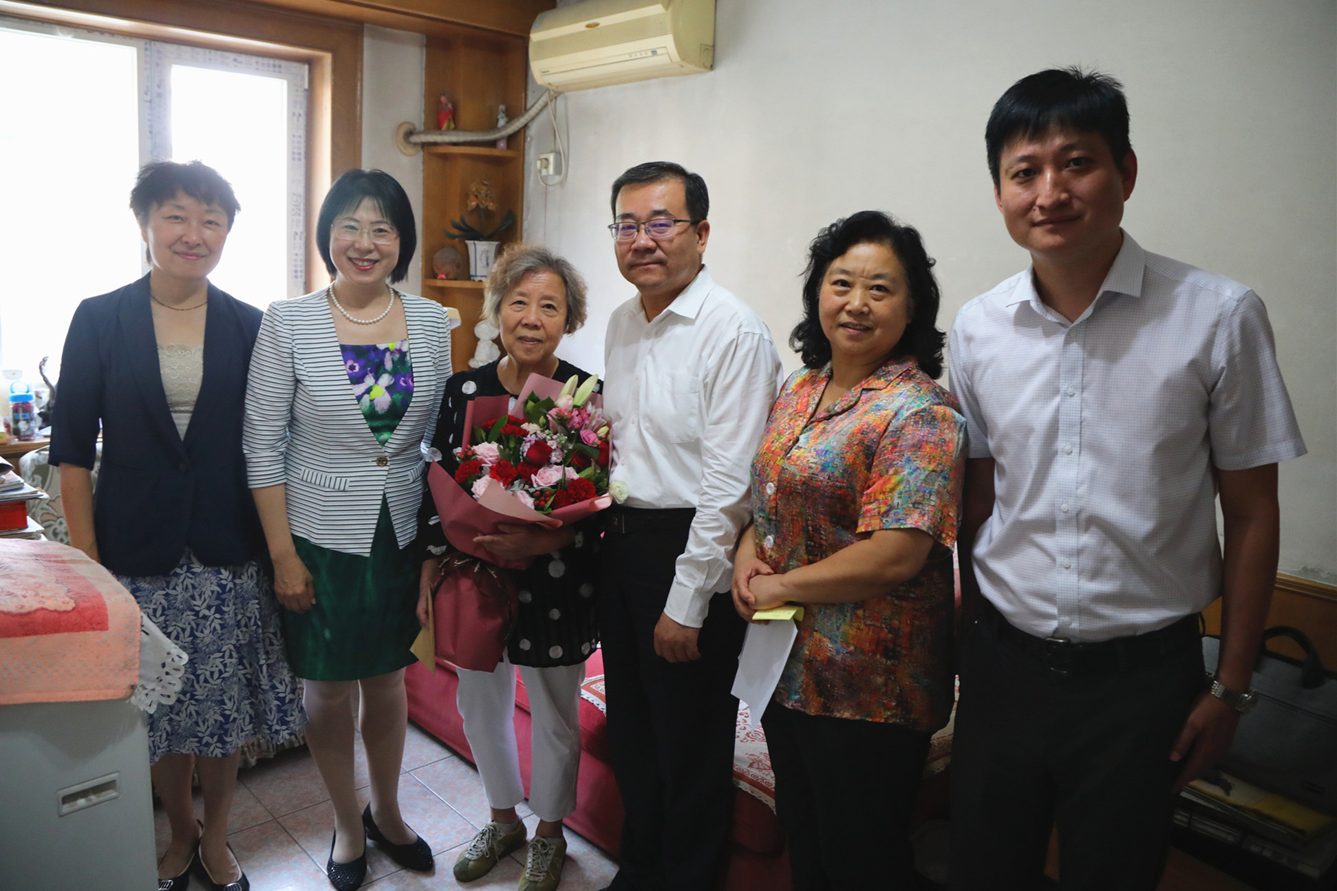 组织关爱送温暖  关怀帮扶显真情——学校党委开展走访慰问老同志活动