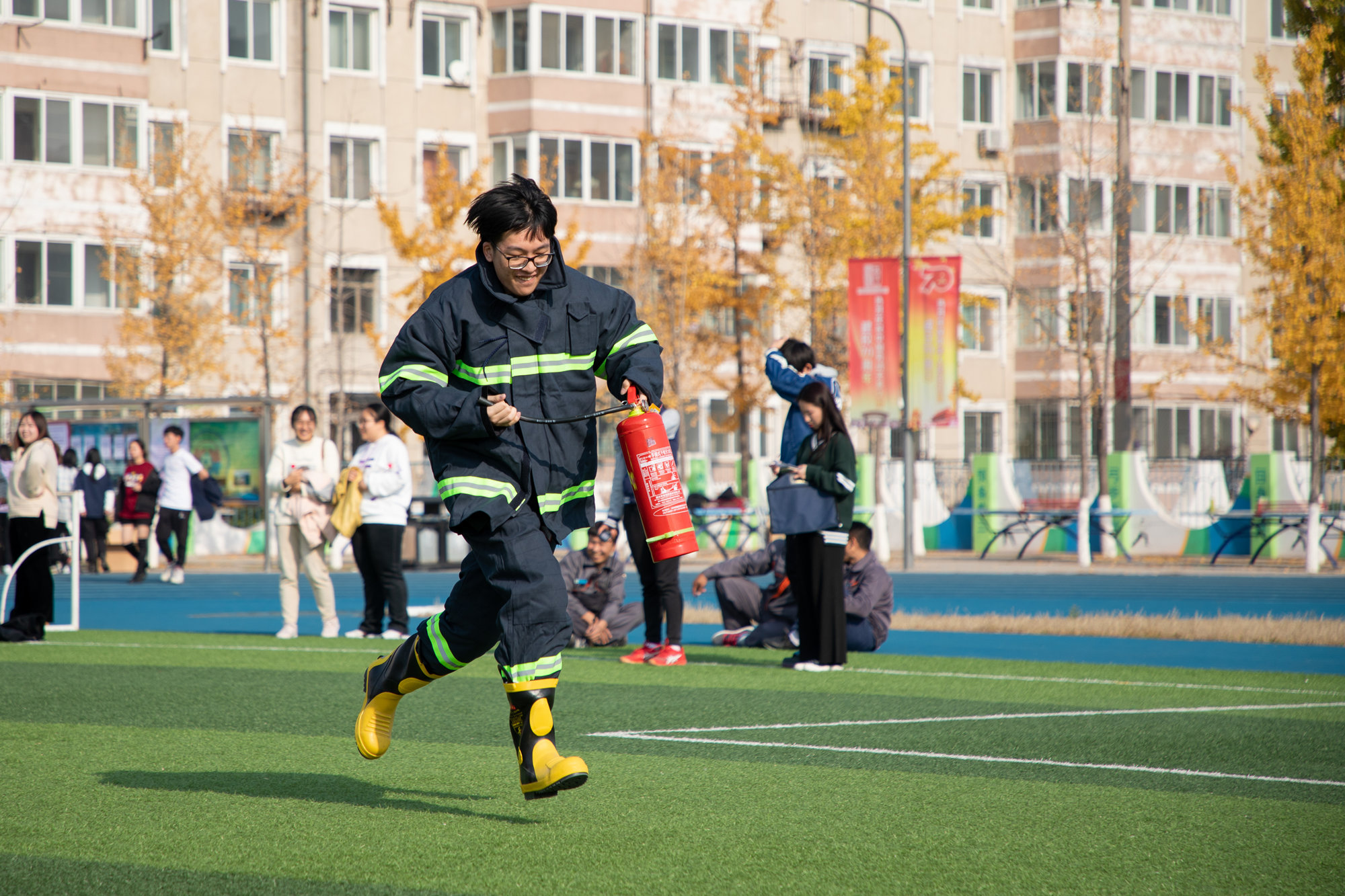 学校举办首届消防运动会