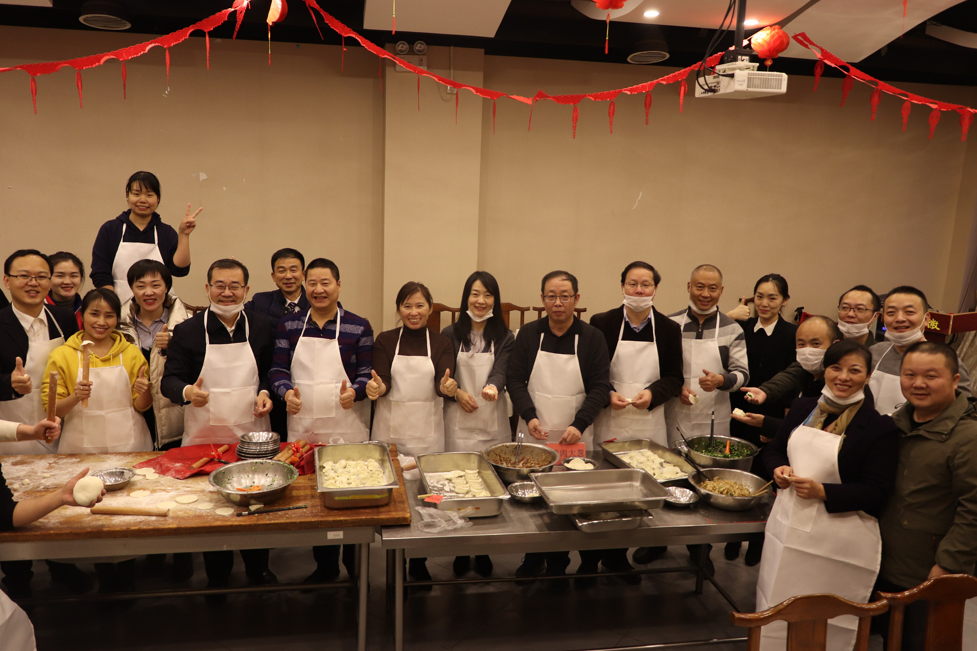 深深的情意  特别的饺子——学校领导和劳模学员喜迎冬至