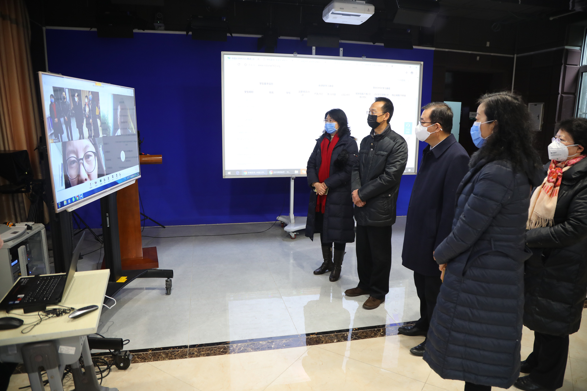 学校师生在开学首日相聚云端课堂