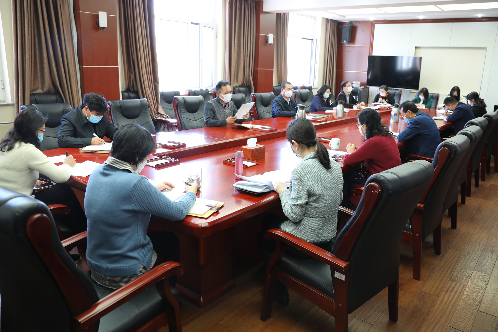 学校党委理论学习中心组召开学习会议