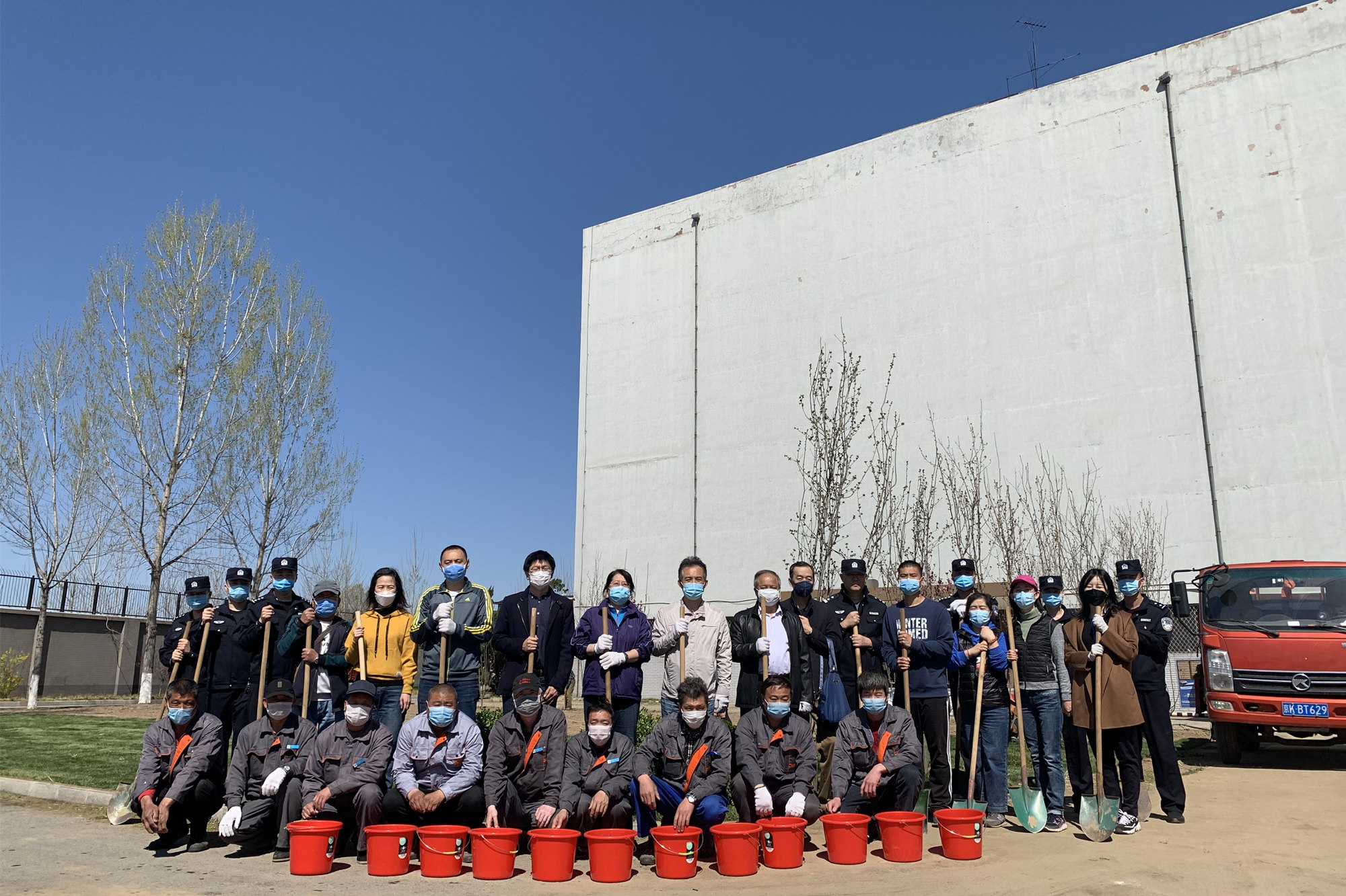 种植新绿 播种希望 ——学校在涿州校区开展2020年校园植树活动