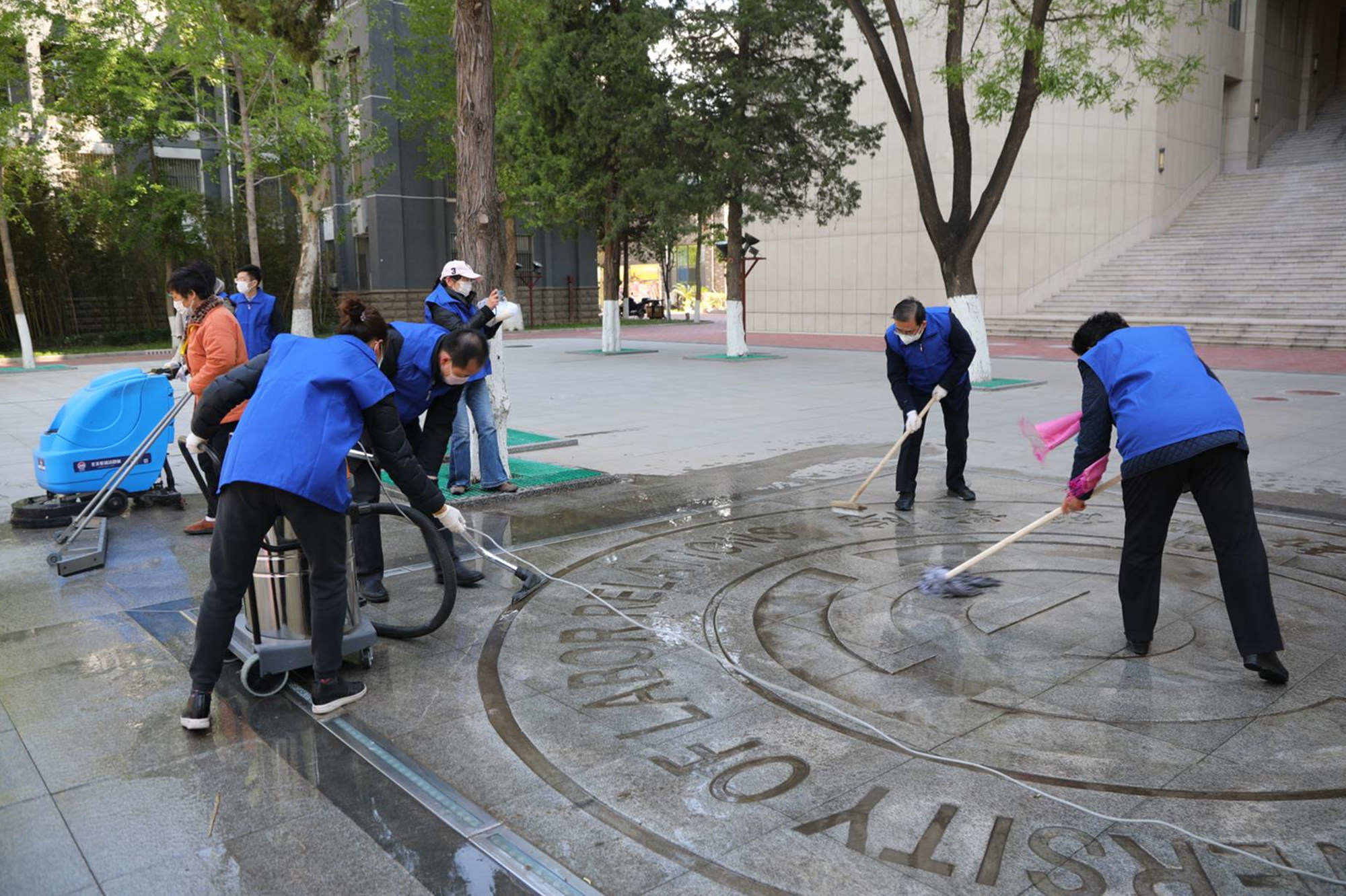 学校开展“洁校园”——教职工“劳动体验周”校园清洁专场活动