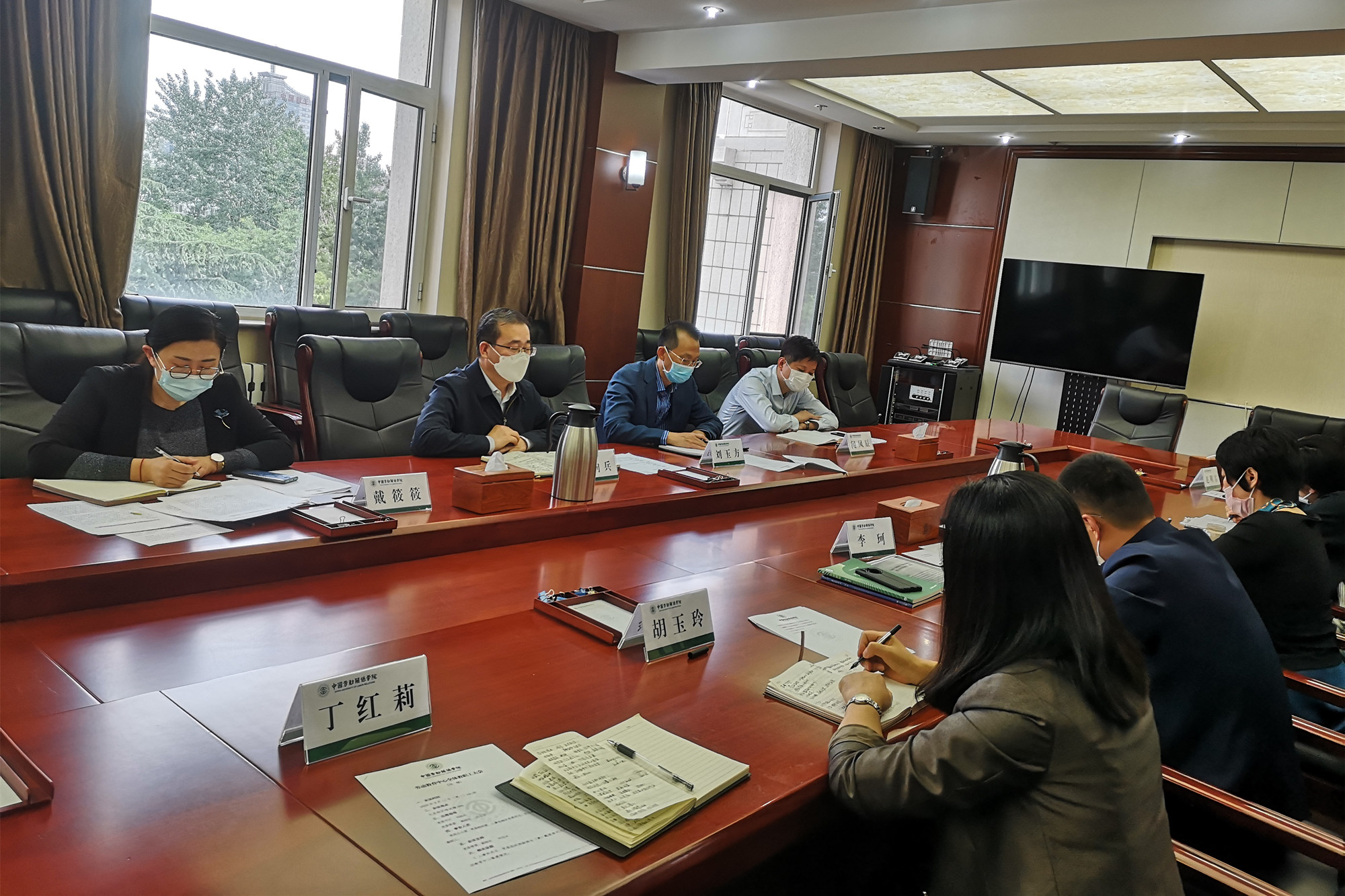 学校召开劳动教育中心全体教职工会议