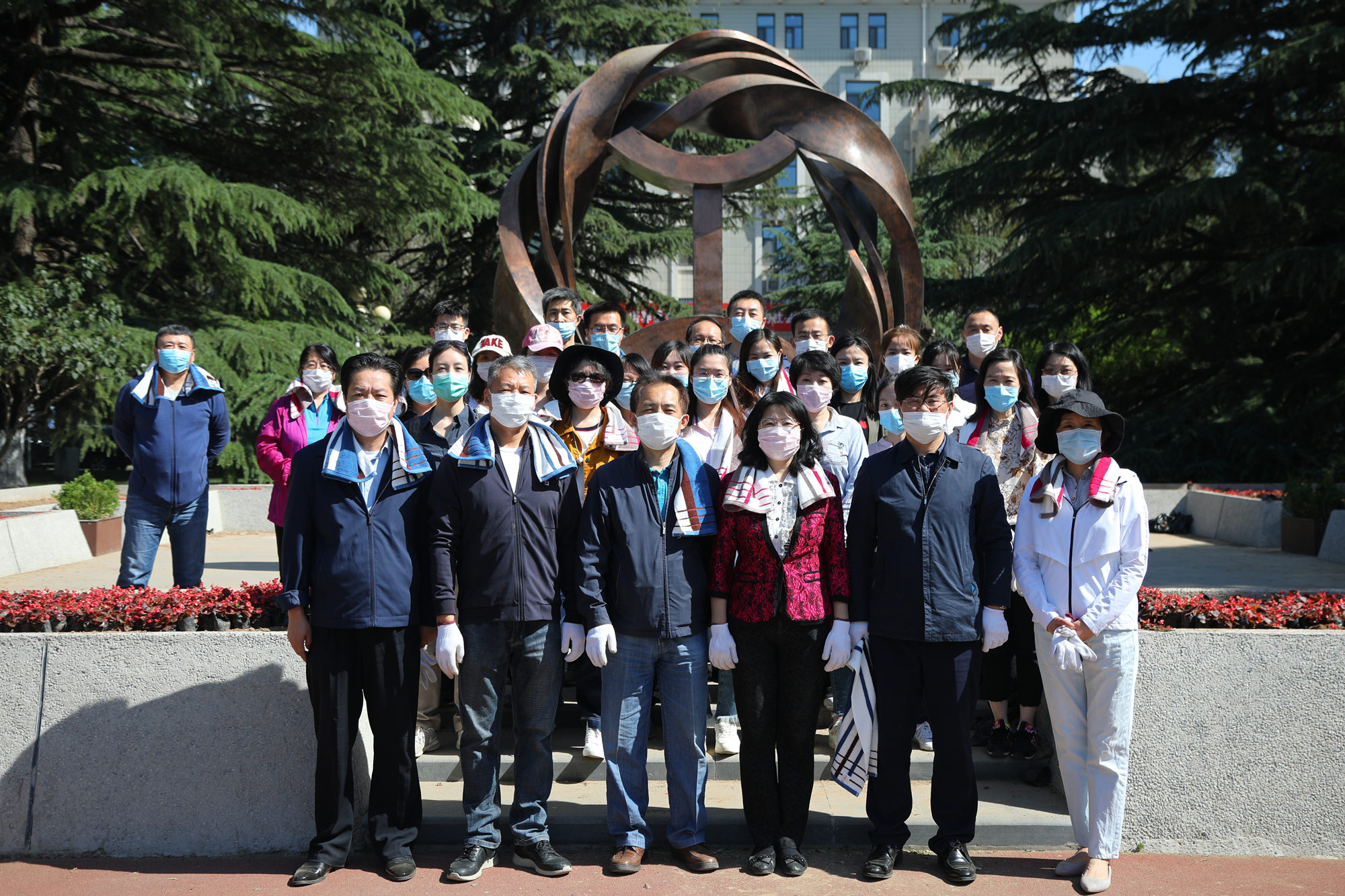 学校开展“美校园”种植活动