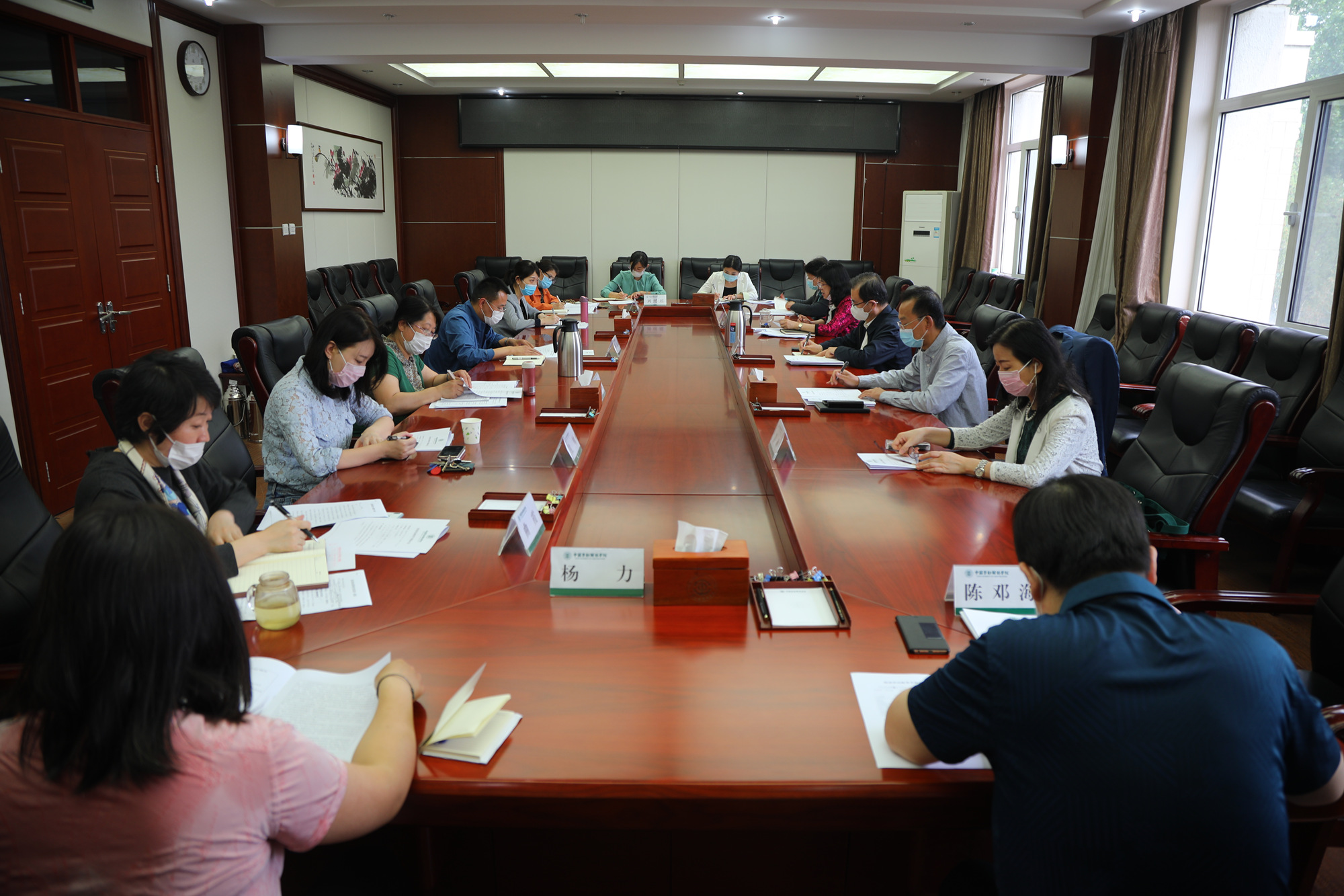 学校召开推进劳动教育专题办公会