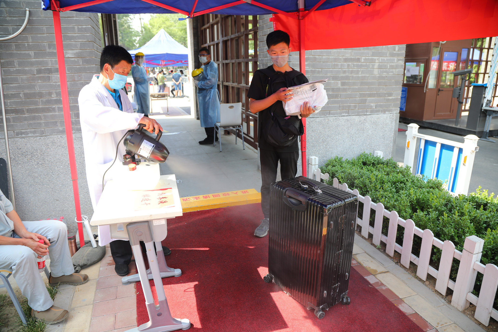 学校迎来首批毕业年级学生返校