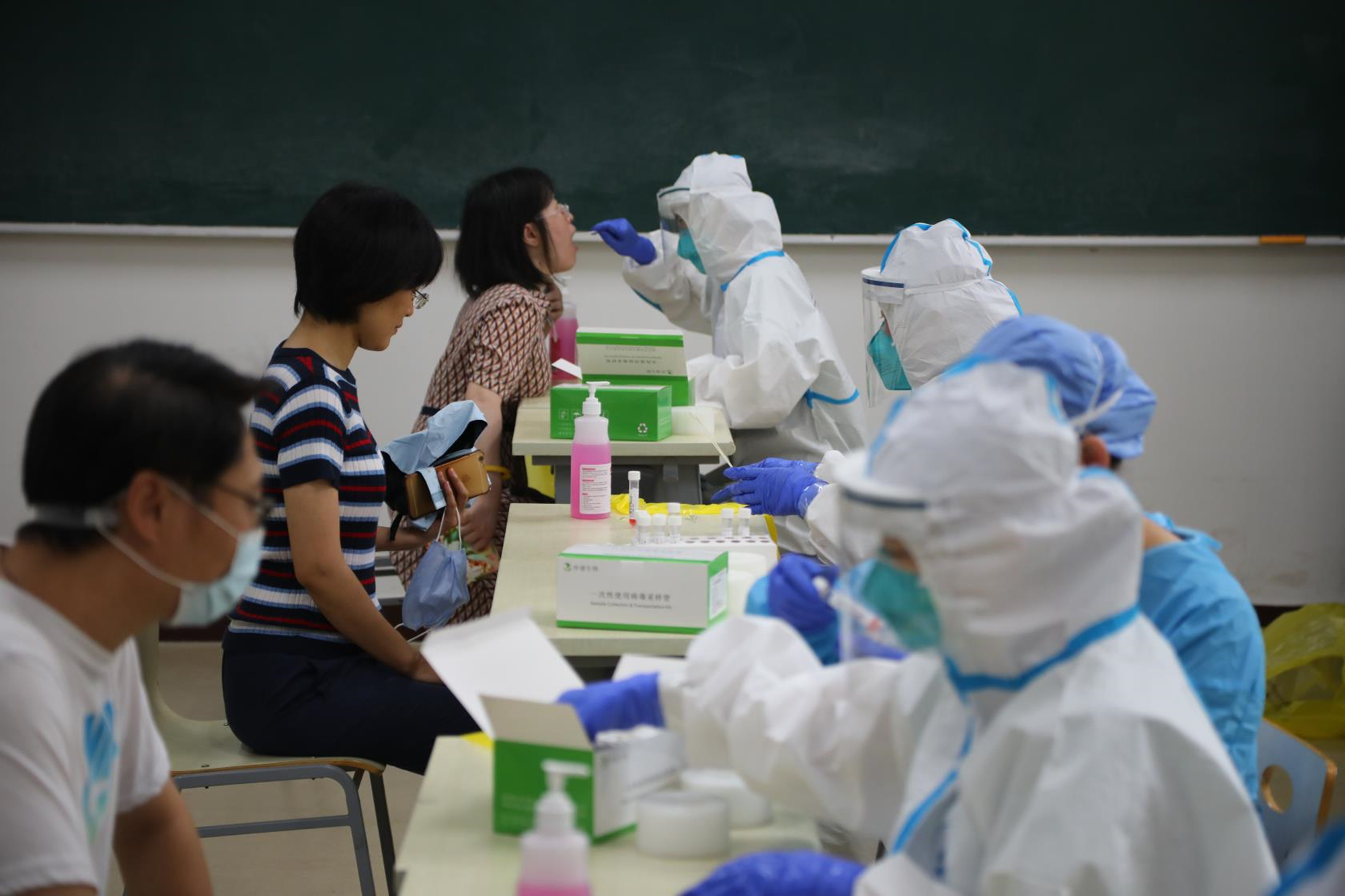 我校组织教职员工进行核酸检测