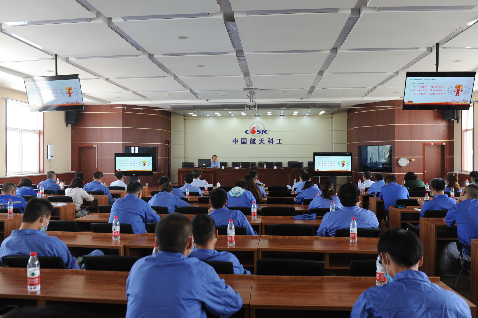 初心筑就梦想，奋斗改变人生——我校劳模宣讲团举办首场宣讲会